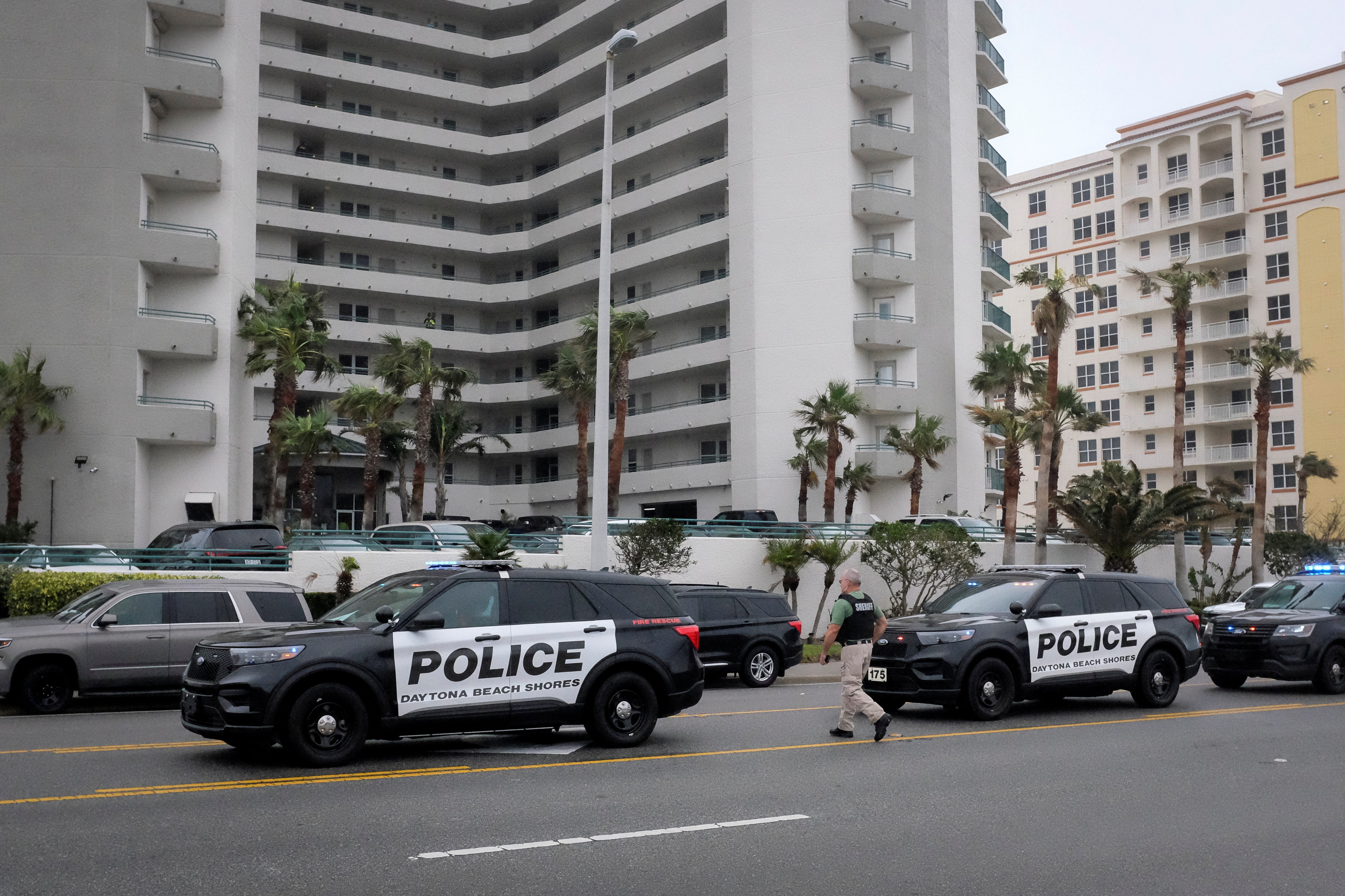 Archivo: autos de policía frente a un edificio en Florida (REUTERS/Marco Bello)