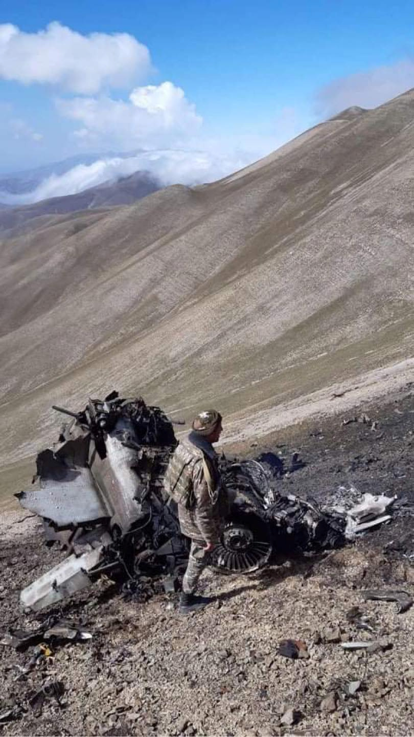 Una foto muestra lo que se dice son los restos de un avión de guerra SU-25 de las fuerzas aéreas armenias derribado durante los combates en la región separatista de Nagorno-Karabaj, en esta imagen publicada el 30 de septiembre de 2020. (REUTERS)