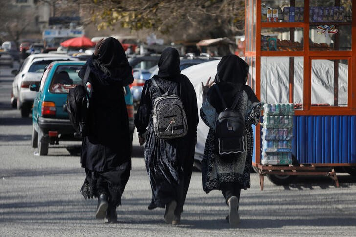 El ministro de Educación de Afganistán defendió la restricción a las mujeres de asistir a universidades