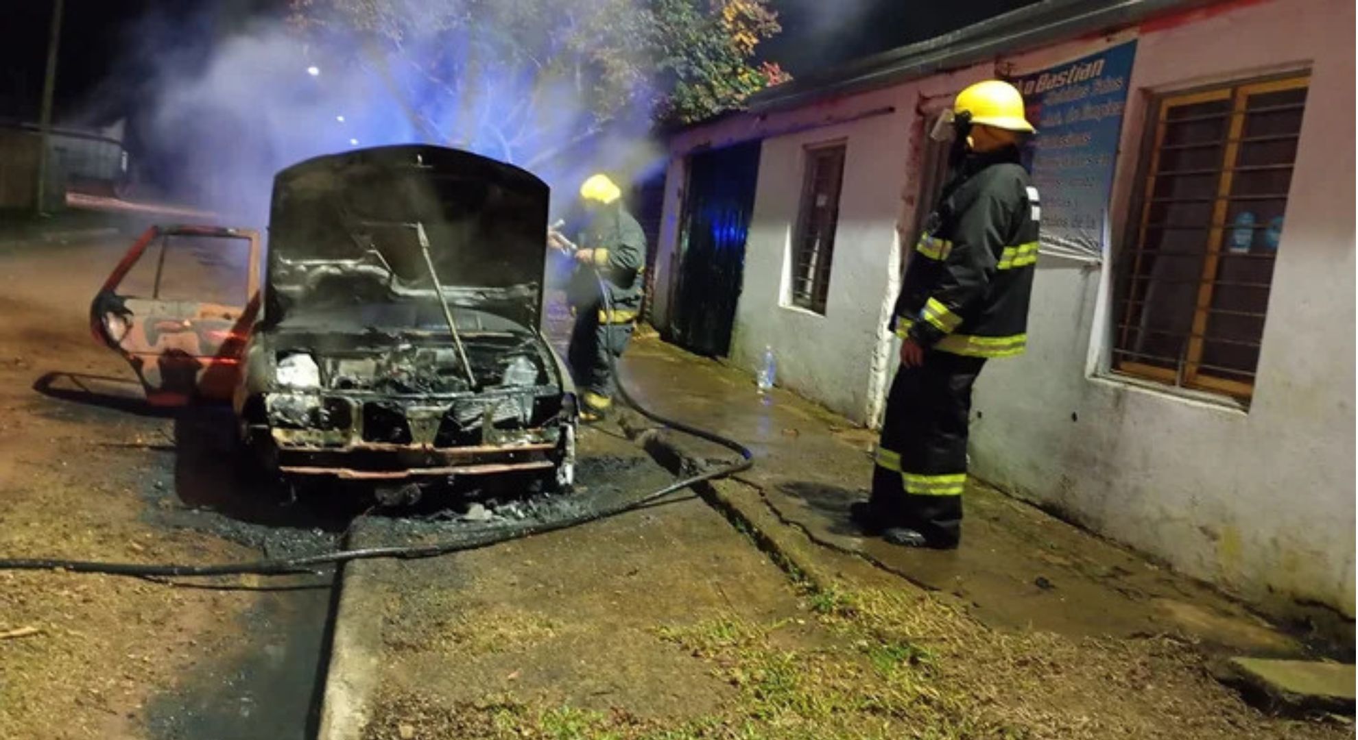 Incendiaron un auto, balearon una casa y la Justicia investiga si se trat&oacute; de un ataque mafioso 