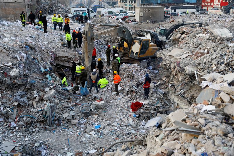 En Turquía, una mujer de 70 años fue rescatada con vida 212 horas después de quedar sepultada por el terremoto. (REUTERS)