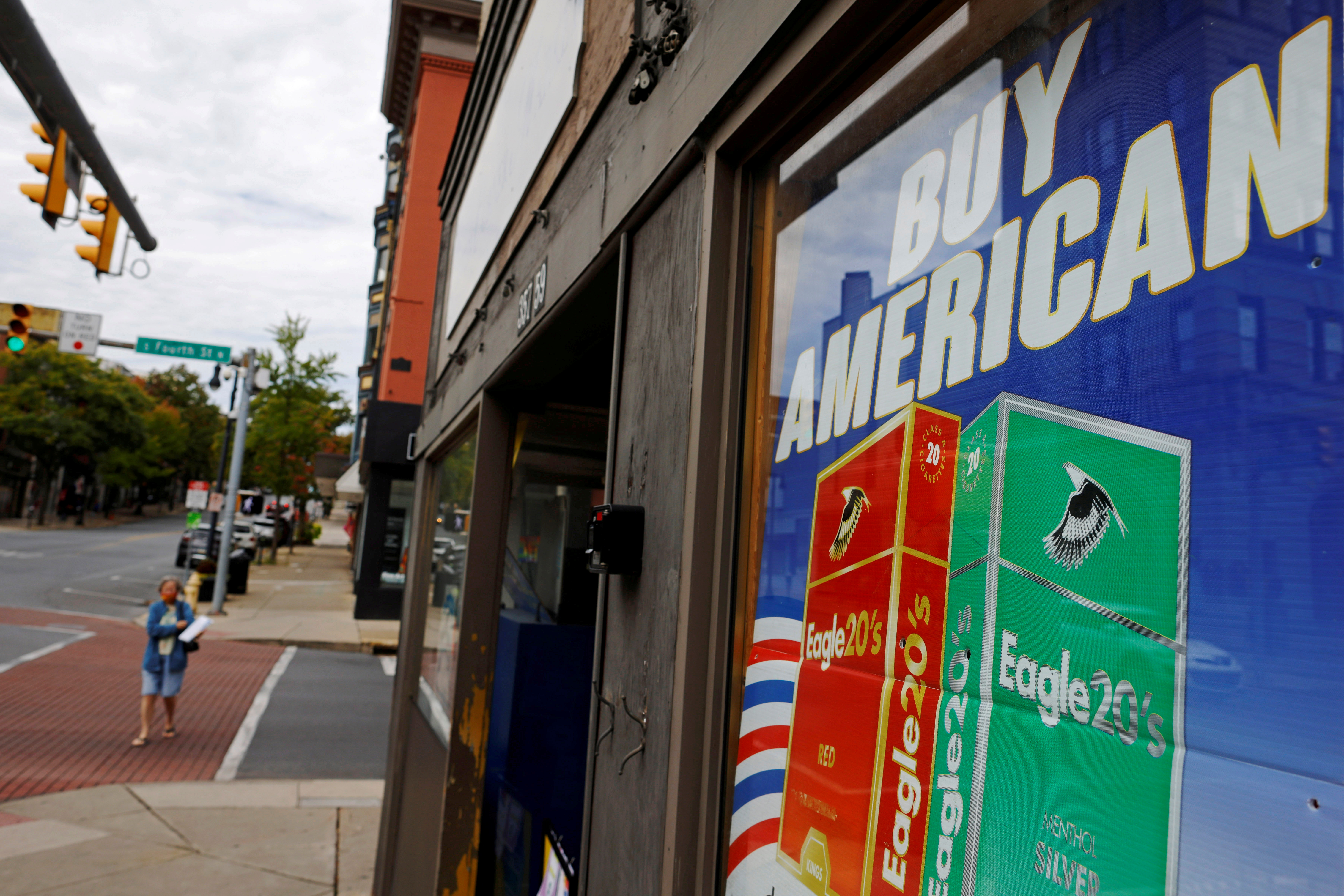 Un cartel reza "Compre Estadounidense" en un escaparate de la ciudad de Easton, en el condado de Northampton, Pensilvania (REUTERS/Brian Snyder/File Photo)