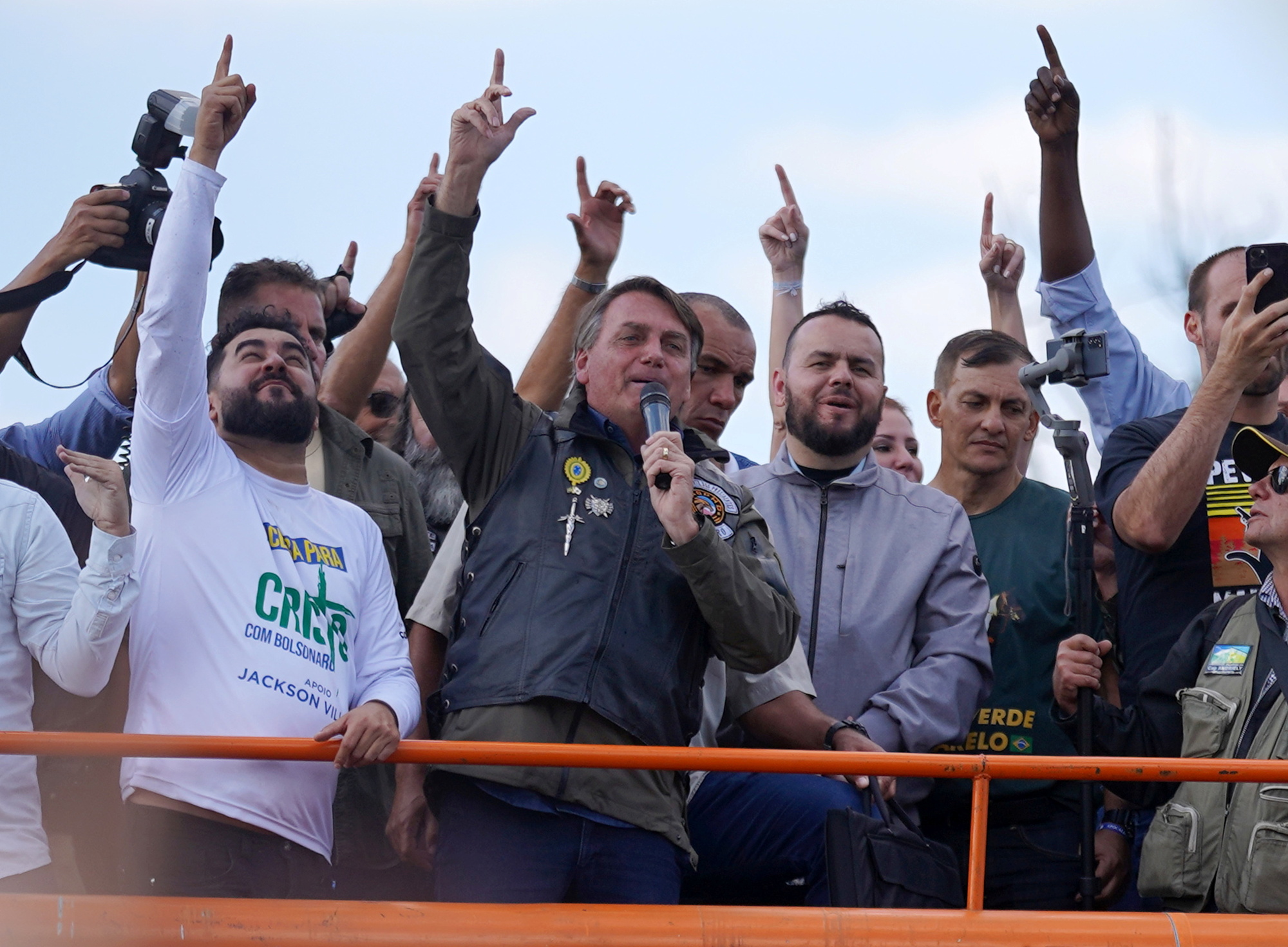 Todos los fines de semana el mandatario brasileño participa de movilizaciones de sus seguidores, sin mascarilla ni protocolos anticovid (Reuters)