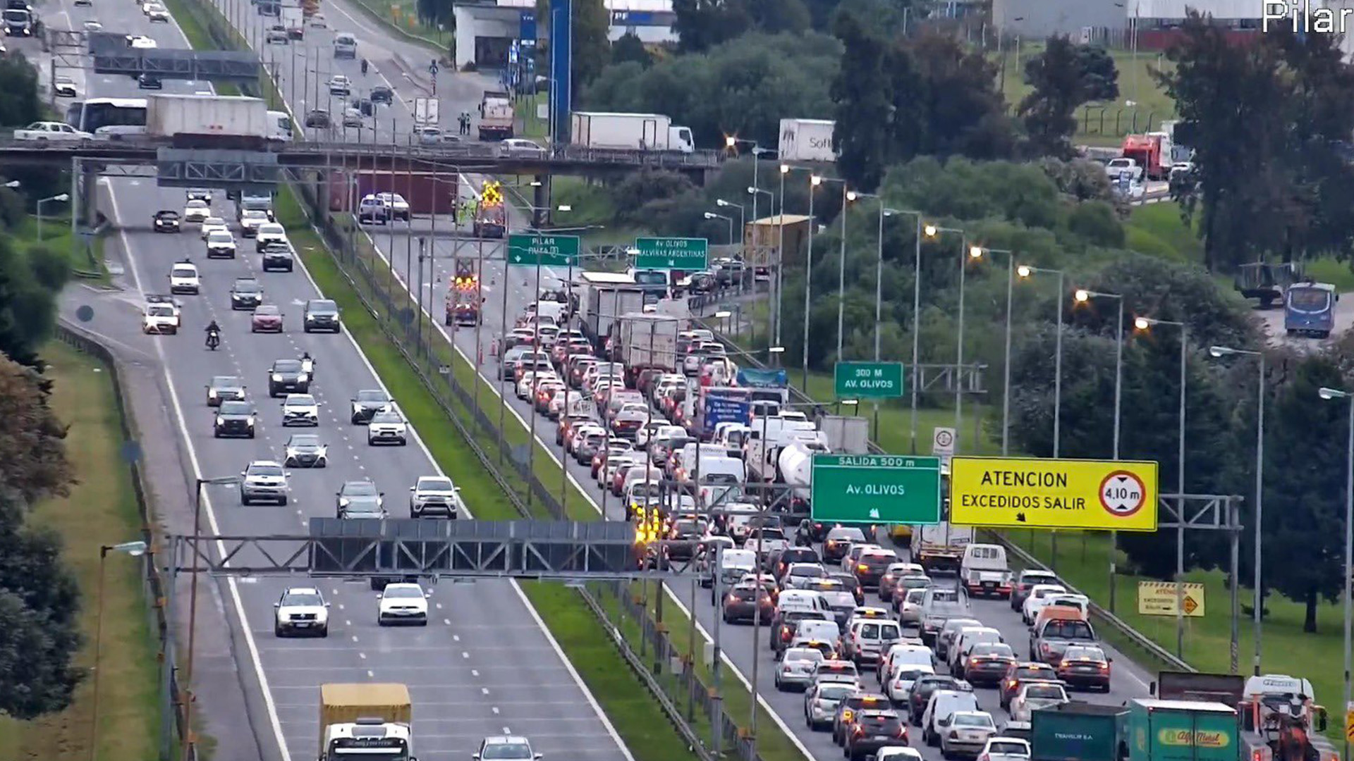 Un cami&oacute;n choc&oacute; contra un puente, volc&oacute; un container y gener&oacute; un corte total en Panamericana