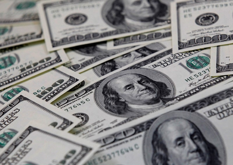 FOTO DE ARCHIVO: Billetes estadounidenses de cien dólares. REUTERS/Lee Jae-Won/Archivo