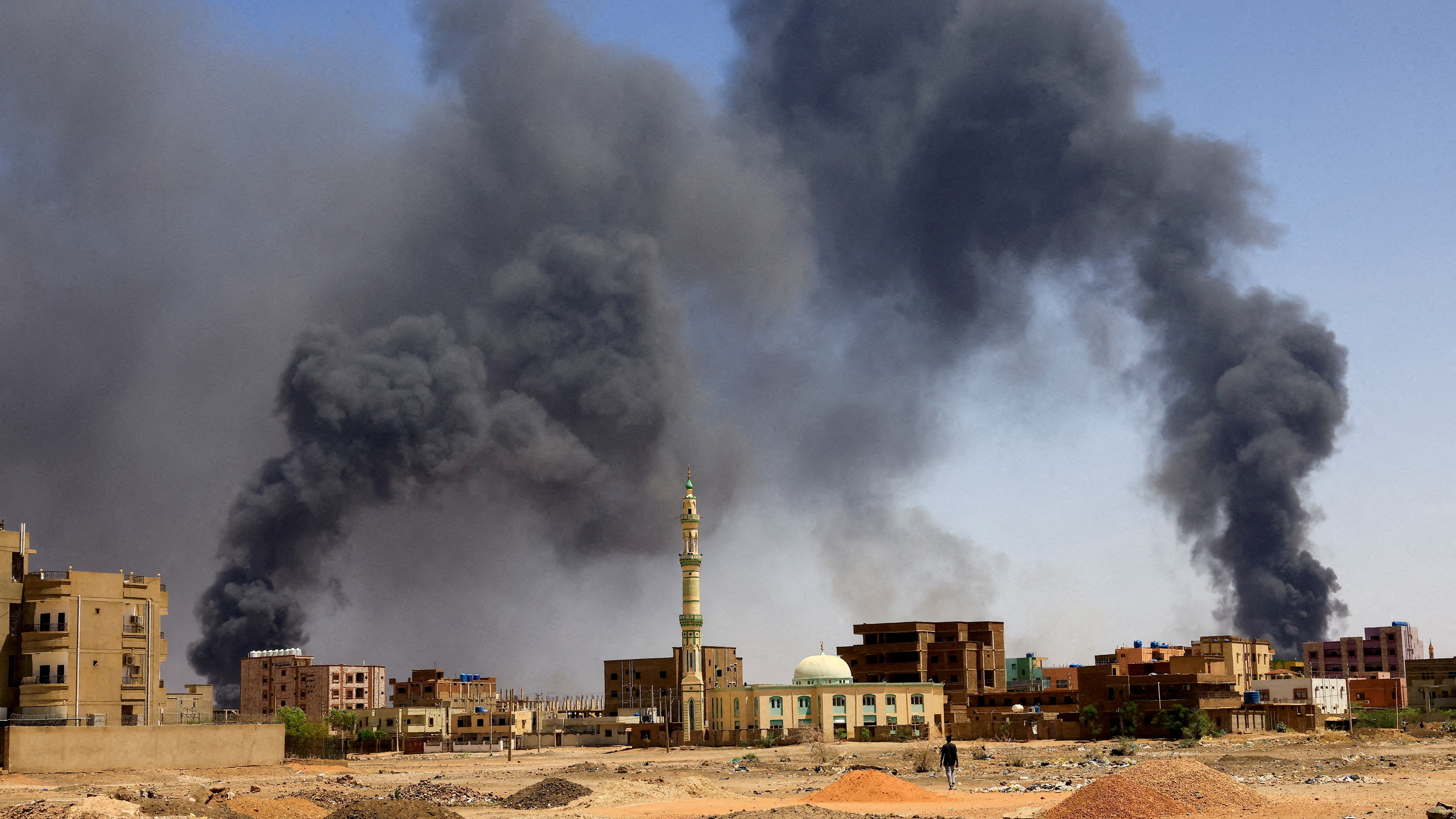 Violencia en Sudán: el ejército y los rebeldes acordaron corredores humanitarios pero siguen los enfrentamientos