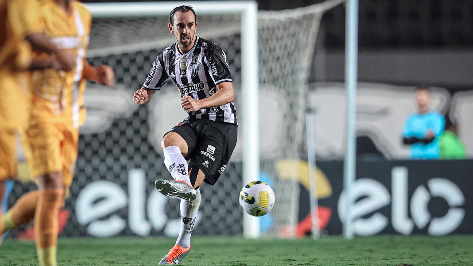 Diego Godín no tuvo la continuidad esperada en el Atlético Mineiro (@diegogodin)