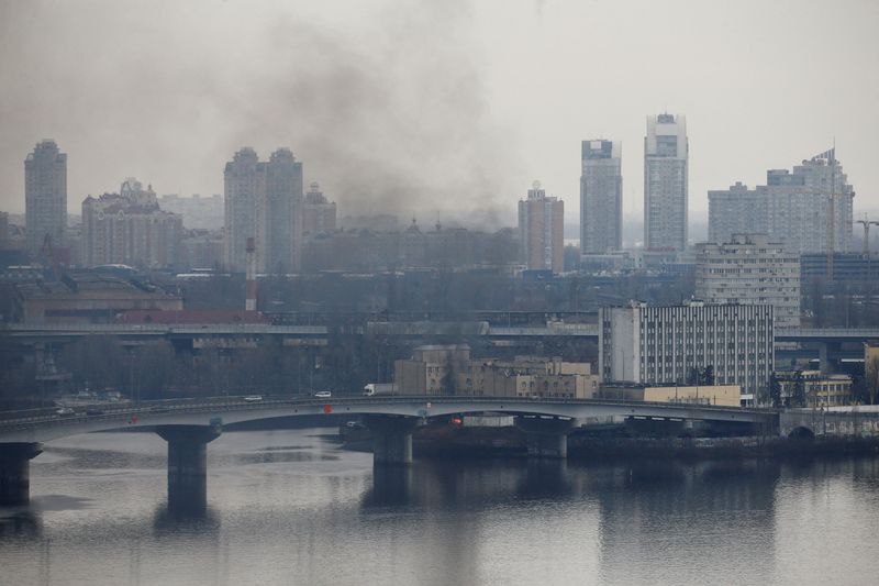 El ejército de Ucrania dijo que Rusia disparó contra áreas civiles de Kiev, pero que los sistemas de defensa aérea de Ucrania repelieron “dos regalos mortales”