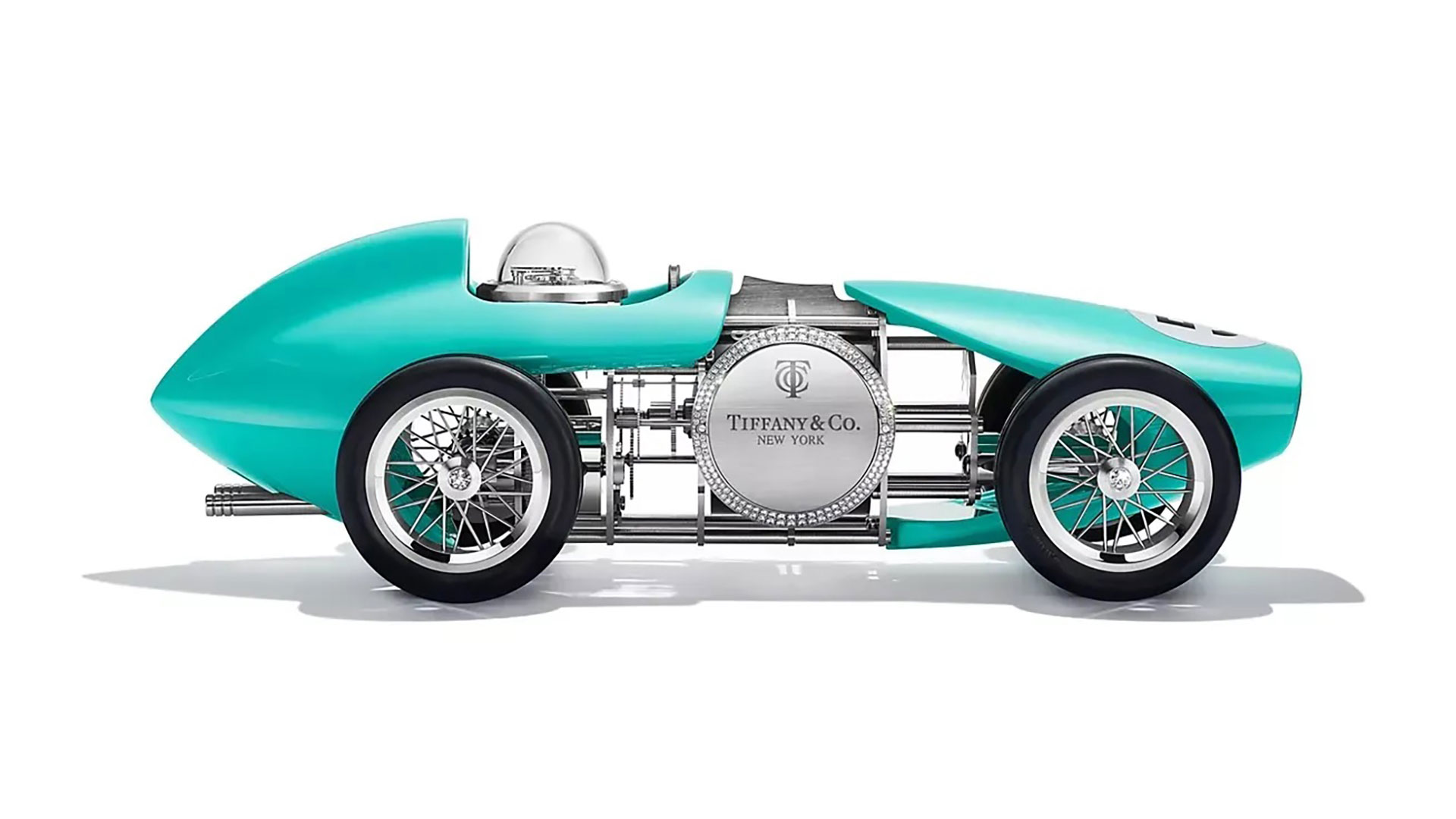 El reloj se presenta en dos modelos. Ambos representan un auto de carrera monoposto de los años ‘50 a escala. Pesan 4,5 kilos, pero uno lleva diamantes y otro no