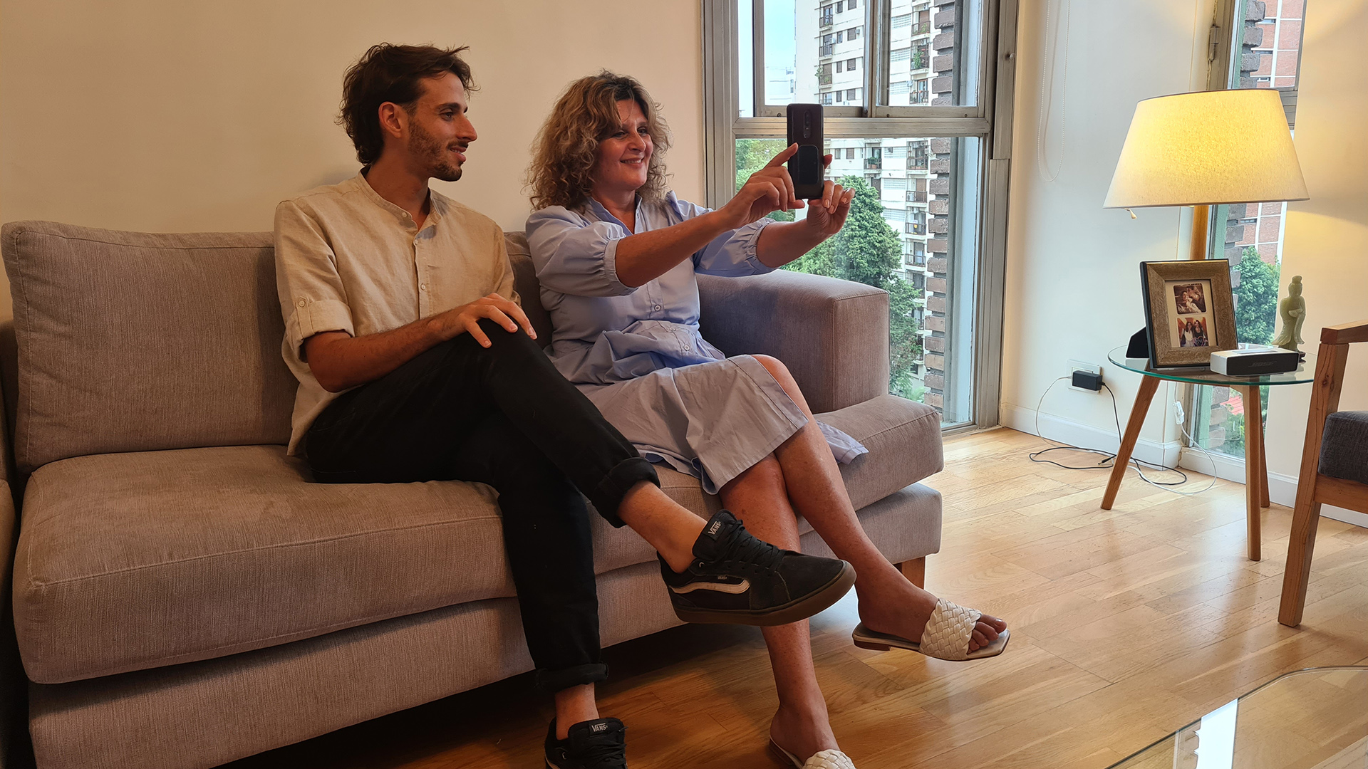 Ariel Mathov y su madre Doris grabando juntos el legado de ella. Ariel es co-founder de Almaya junto a Martín Kogan