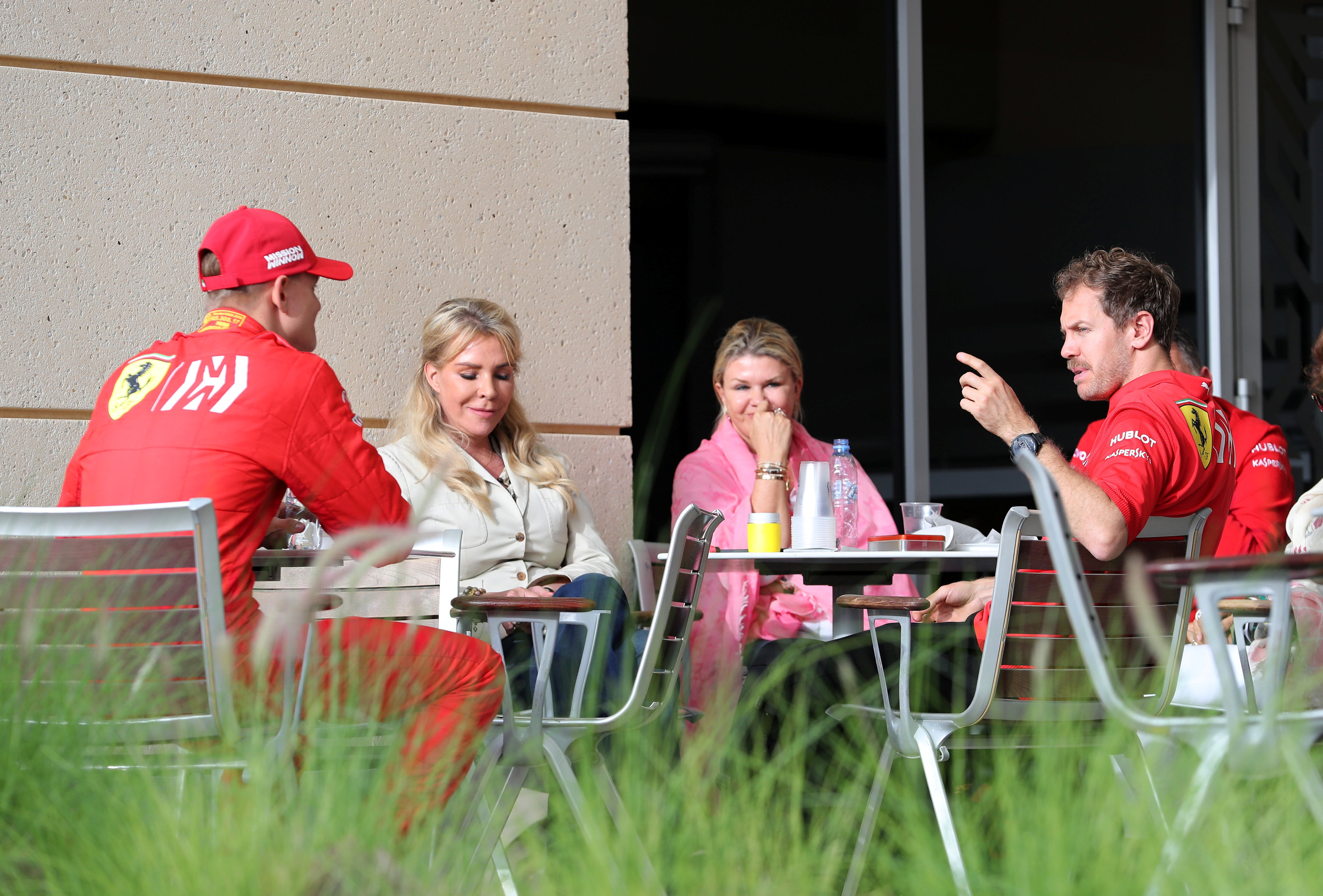 Sebastian Vettel en 2019 con Mick Schumacher y su madre, Corinna.  Fue en Baréin, donde el hijo del Kaiser probó un Ferrari (REUTERS/Hamad I Mohammed)