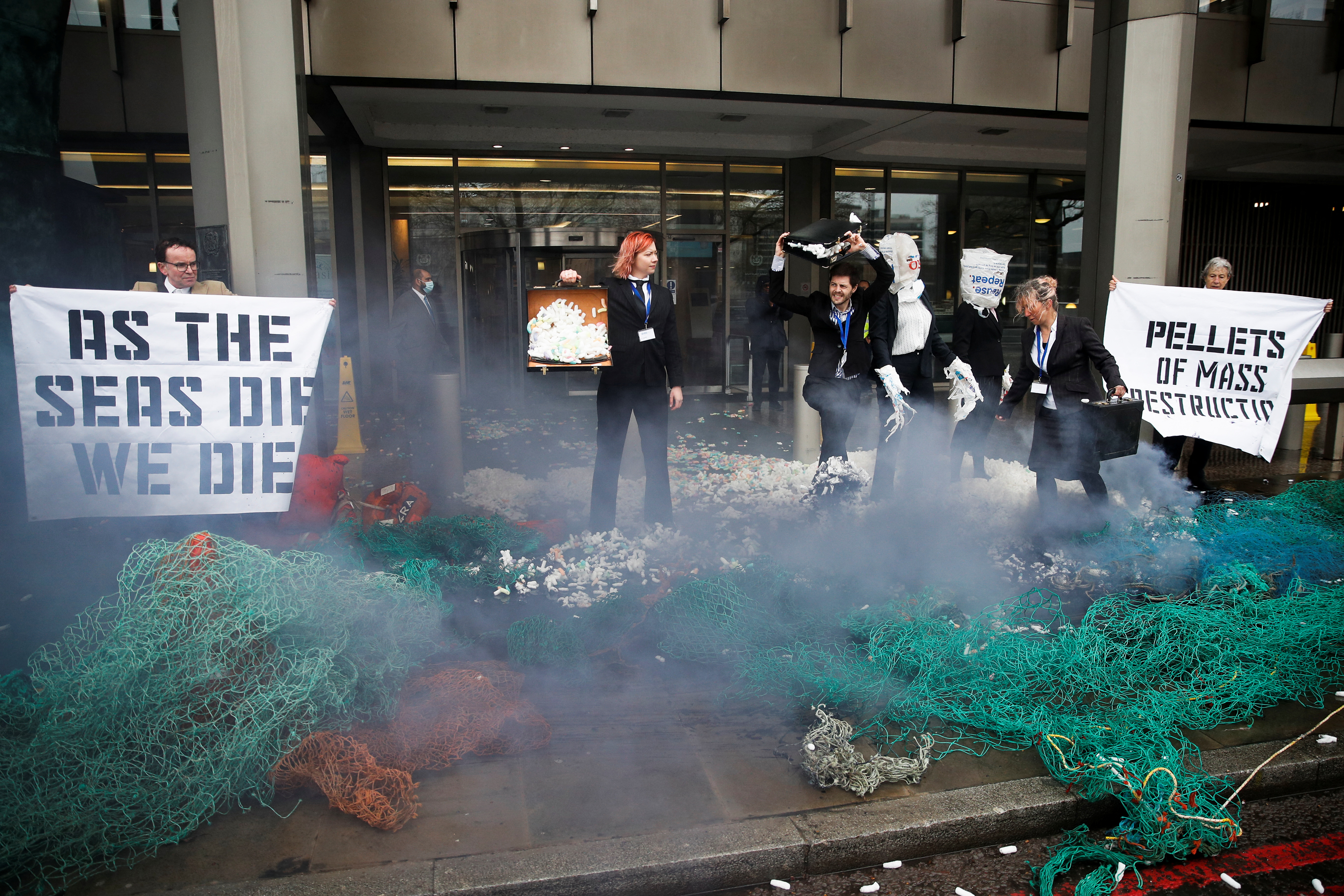 Protesta de activistas de Ocean Rebellion afuera de la Organización Marítima Internacional en Londres  (REUTERS/Peter Nicholls)