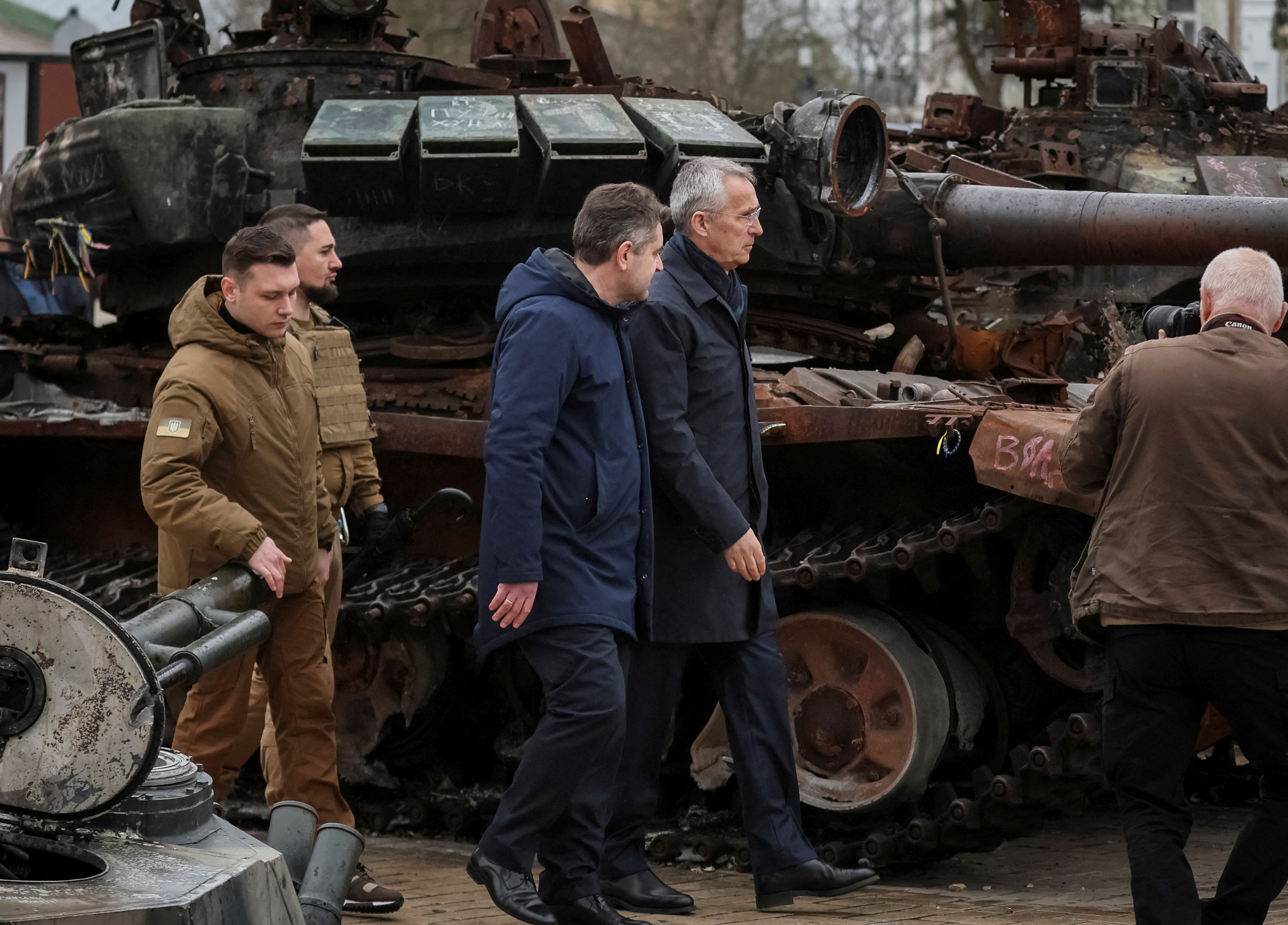 El secretario general de la OTAN, Jens Stoltenberg, visita una exposición que muestra vehículos militares rusos destruidos, en medio del ataque de Rusia a Ucrania, en el centro de Kiev, Ucrania, el 20 de abril de 2023. REUTERS/Gleb Garanich
