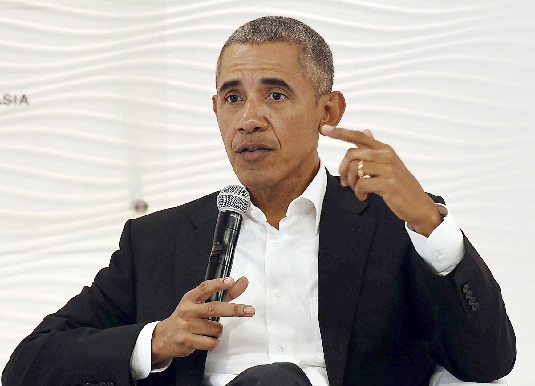 Priorizar y planificar tiempo a solas para trabajar o solamente para reponer la energía que le demanda estar en público, es una de las enseñanzas que deja Obama (EFE)