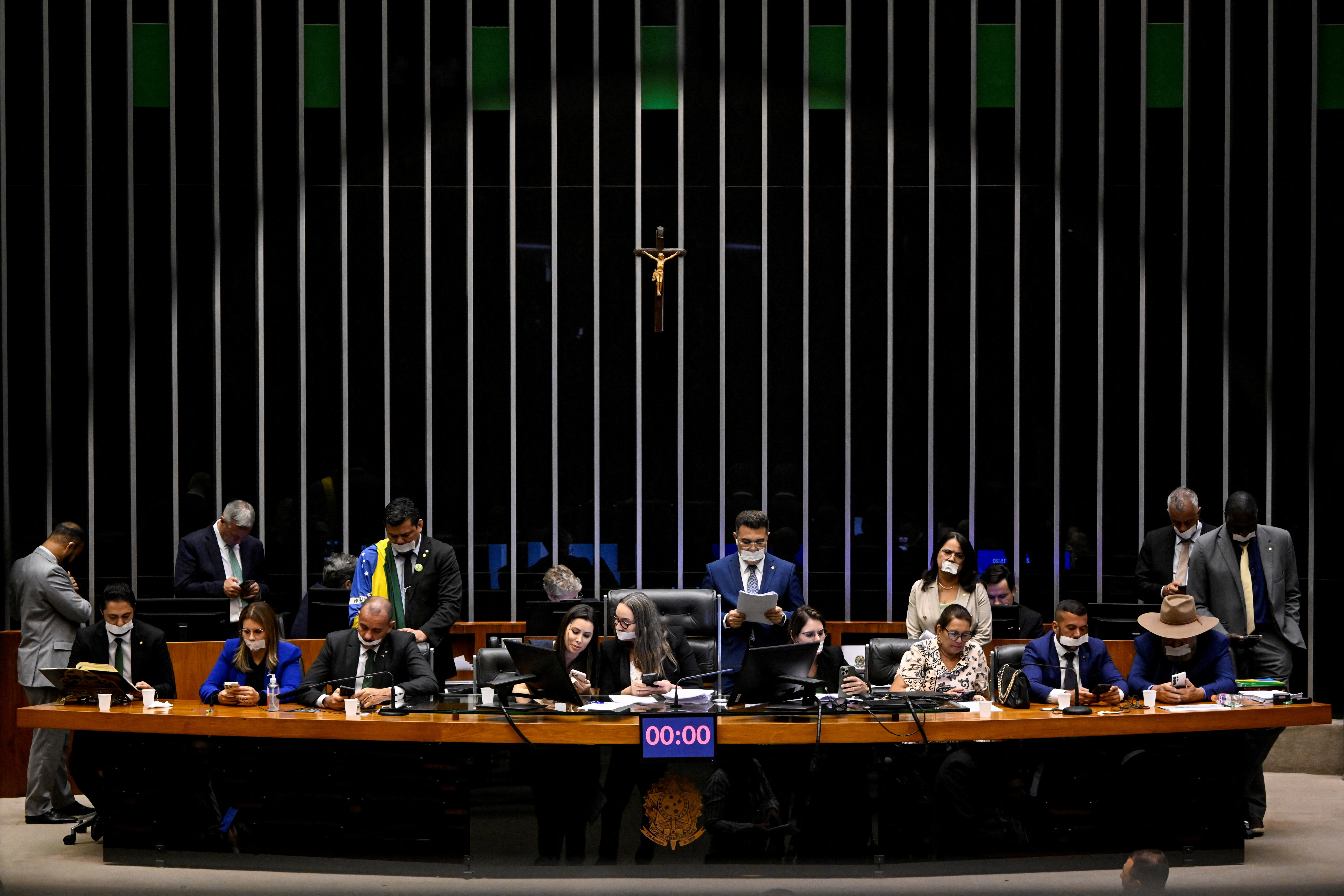 Un boicot opositor obligó al Congreso de Brasil a levantar la sesión tras el arresto domiciliario de Jair Bolsonaro