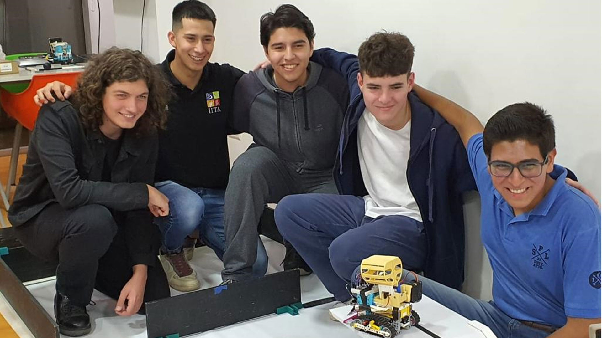 La historia de los 4 estudiantes salteños que viajarán a Francia a jugar el Mundial de Robótica