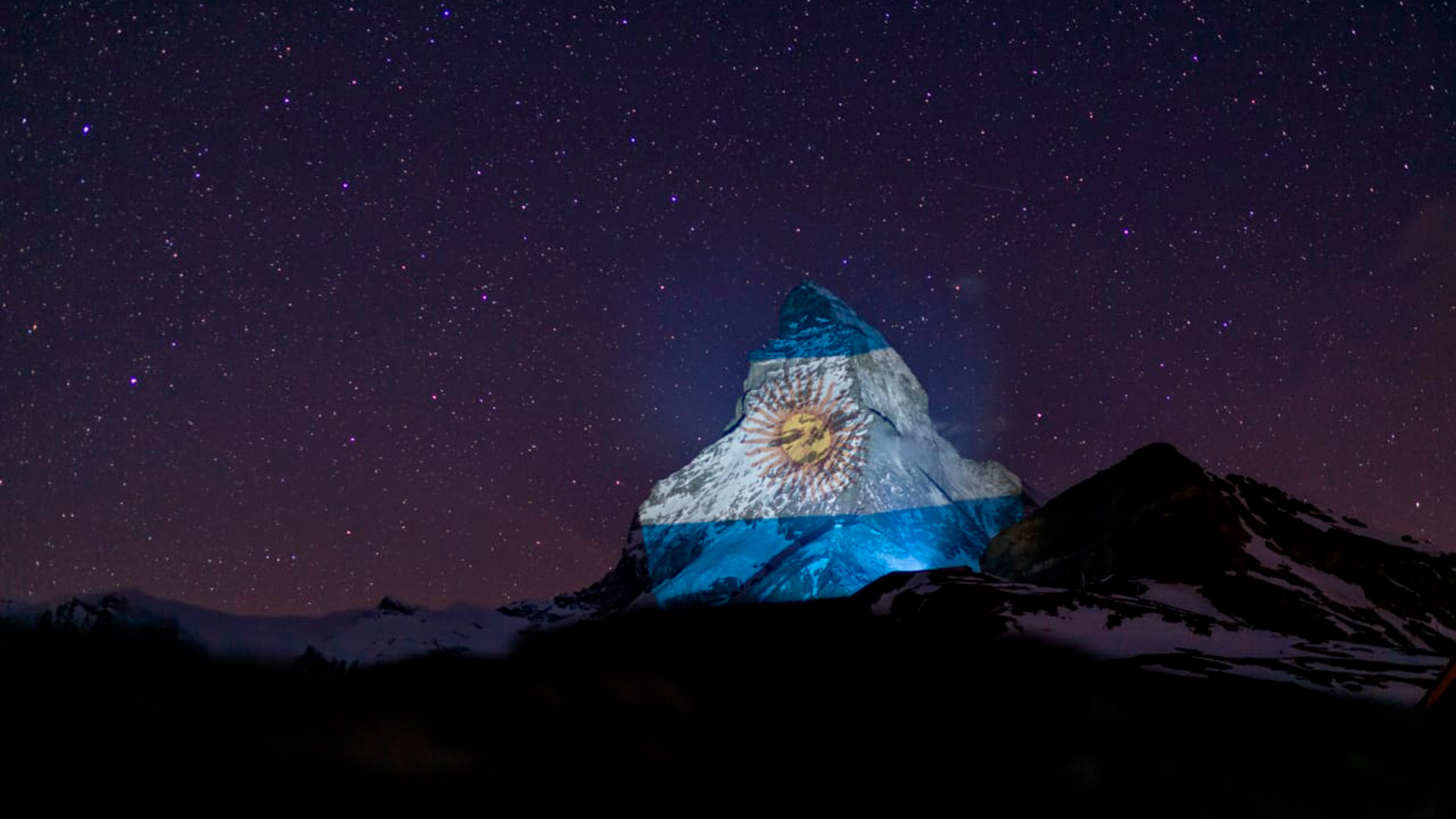 El monte Matterhorn iluminado con la bandera de Argentina