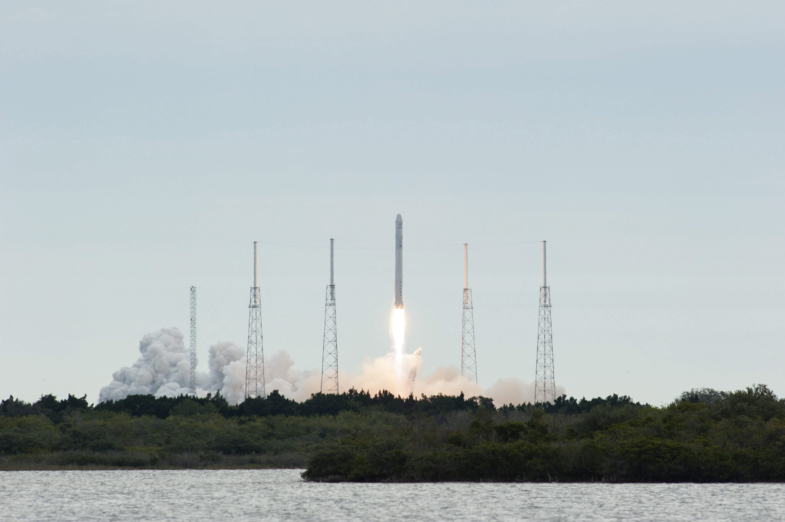 Fotografía de archivo de una imagen facilitada por la NASA que muestra el despegue del cohete Falcon 9, con la cápsula Dragon abordo en la estación de Cabo Cñaveral, Florida, Estados Unidos. EFE /Kim Shiflett /Nasa
