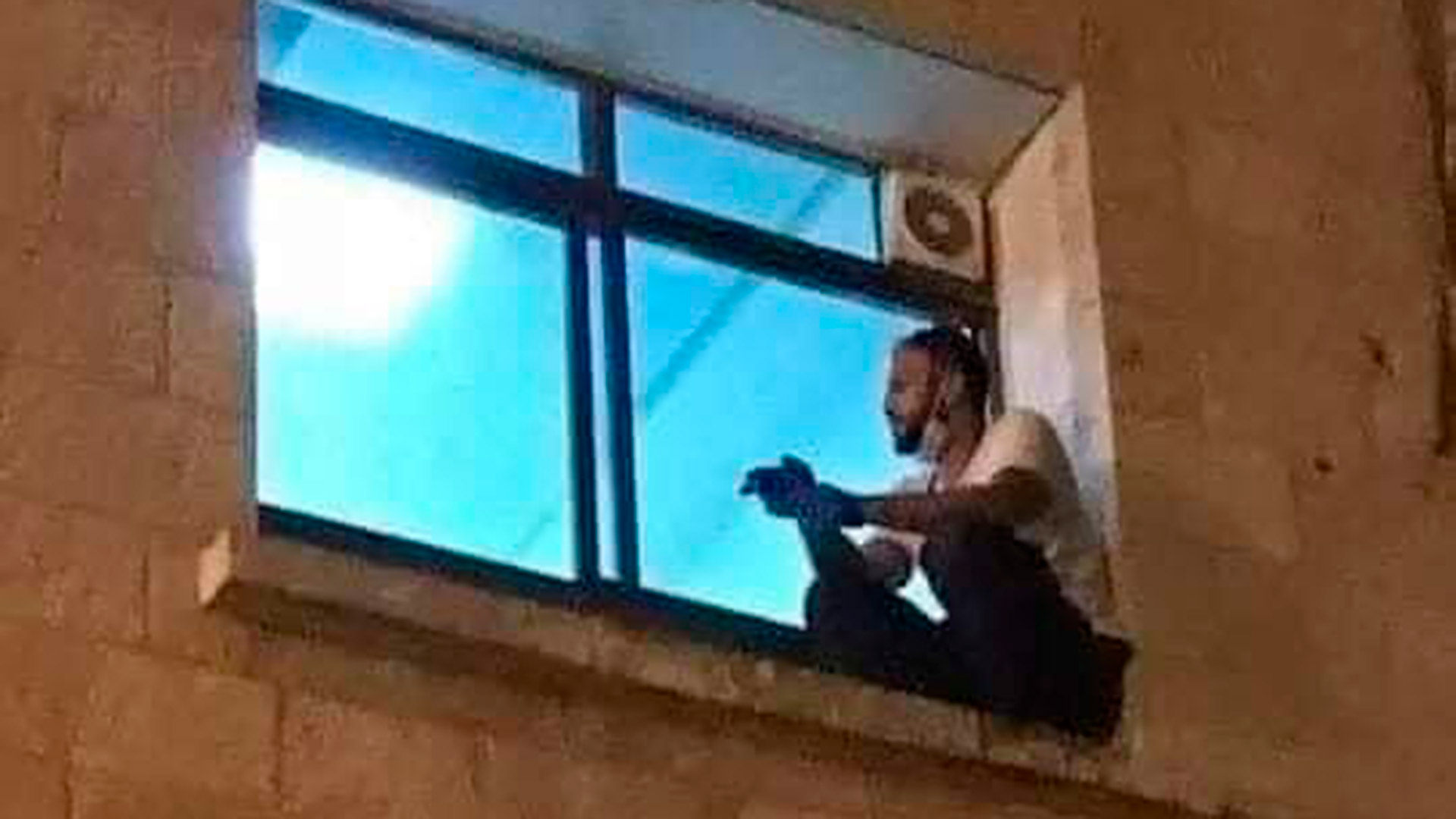 La conmovedora historia del joven palestino que escaló hasta la ventana de  un hospital para acompañar a su madre fallecida de coronavirus - Infobae