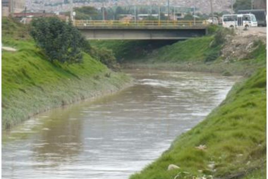 En la mañana de este martes 24 de mayo unidades del Cuerpo de Bomberos de Bogotá y de la Policía Judicial llegaron al río Tunjuelo para hacer el levantamiento e inspeccionar la escena. Foto: Secretaría Distrital de Ambiente