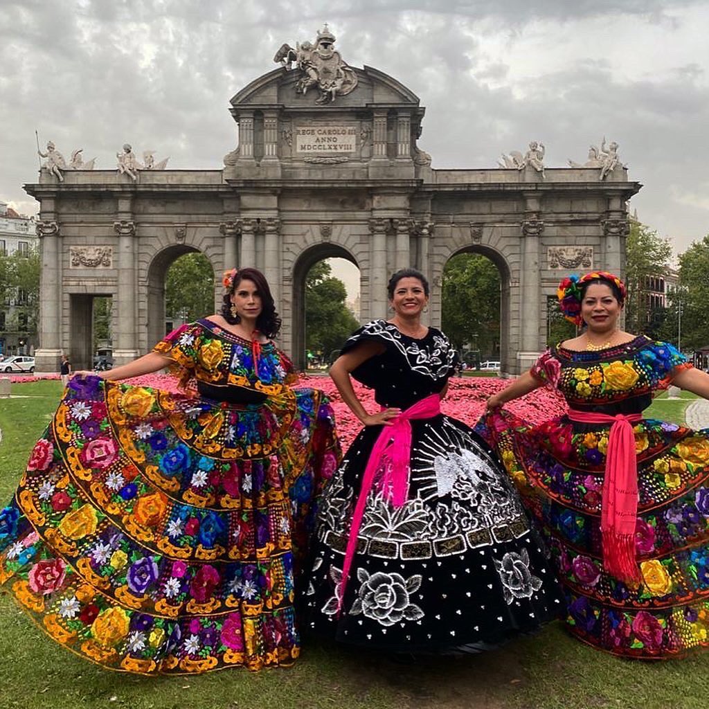 En Madrid portan ropa tradicional mexicana (Foto: Instagram@marcelo.ebrard)