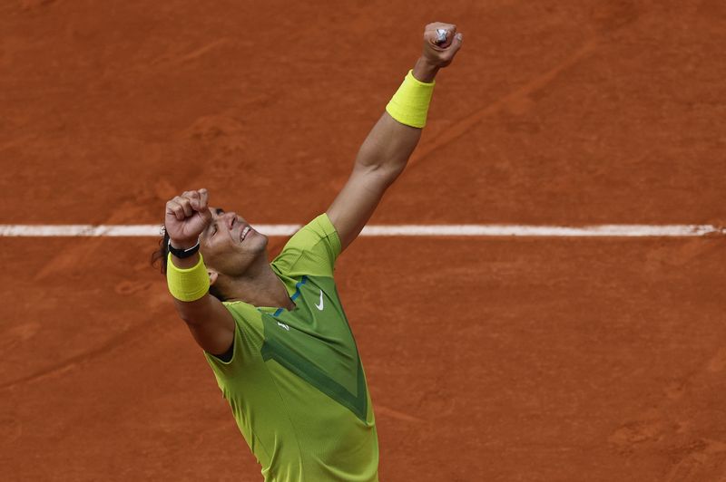 El tenista español Rafael Nadal celebra luego de ganar la final individual masculina del Abierto de Francia contra el noruego Casper Ruud en Roland Garros, París, Francia. 5 de junio, 2022. REUTERS/Gonzalo Fuentes