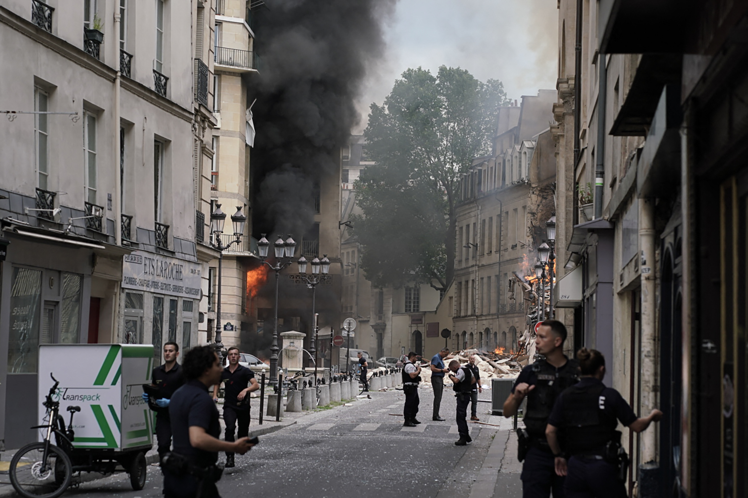 La intervención de emergencia estaba en marcha en la calle Saint Jacques, cerca del hospital Val de Grâce (ABDULMONAM EASSA / AFP)