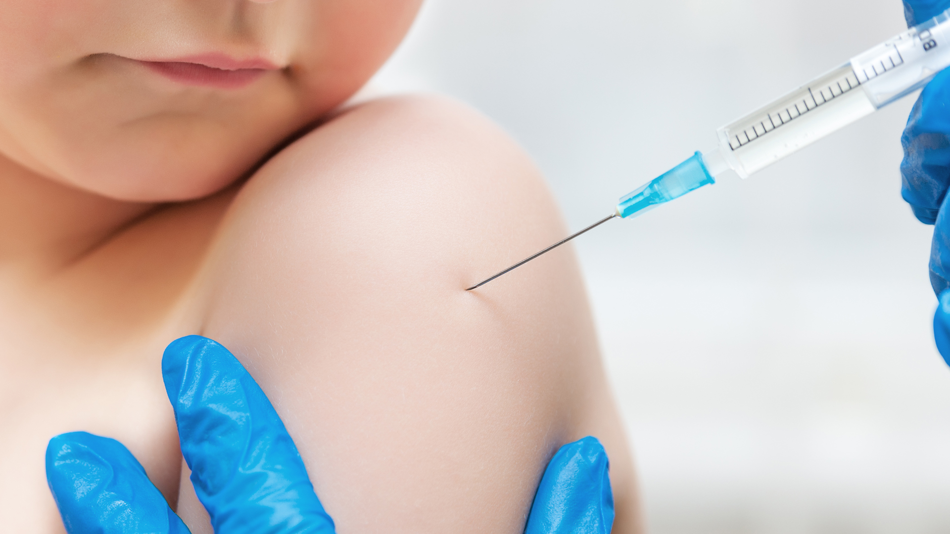 El laboratorio Pfizer antes de fin de año ultima un ensayo clínico de  Fase II / III para disponer de una vacuna contra el COVID-19 de plataforma genética (ARN mensajero) para niños desde 11 años hasta  bebés de 6 meses.  Infobae entrevistó al investigador líder.  (iStock)