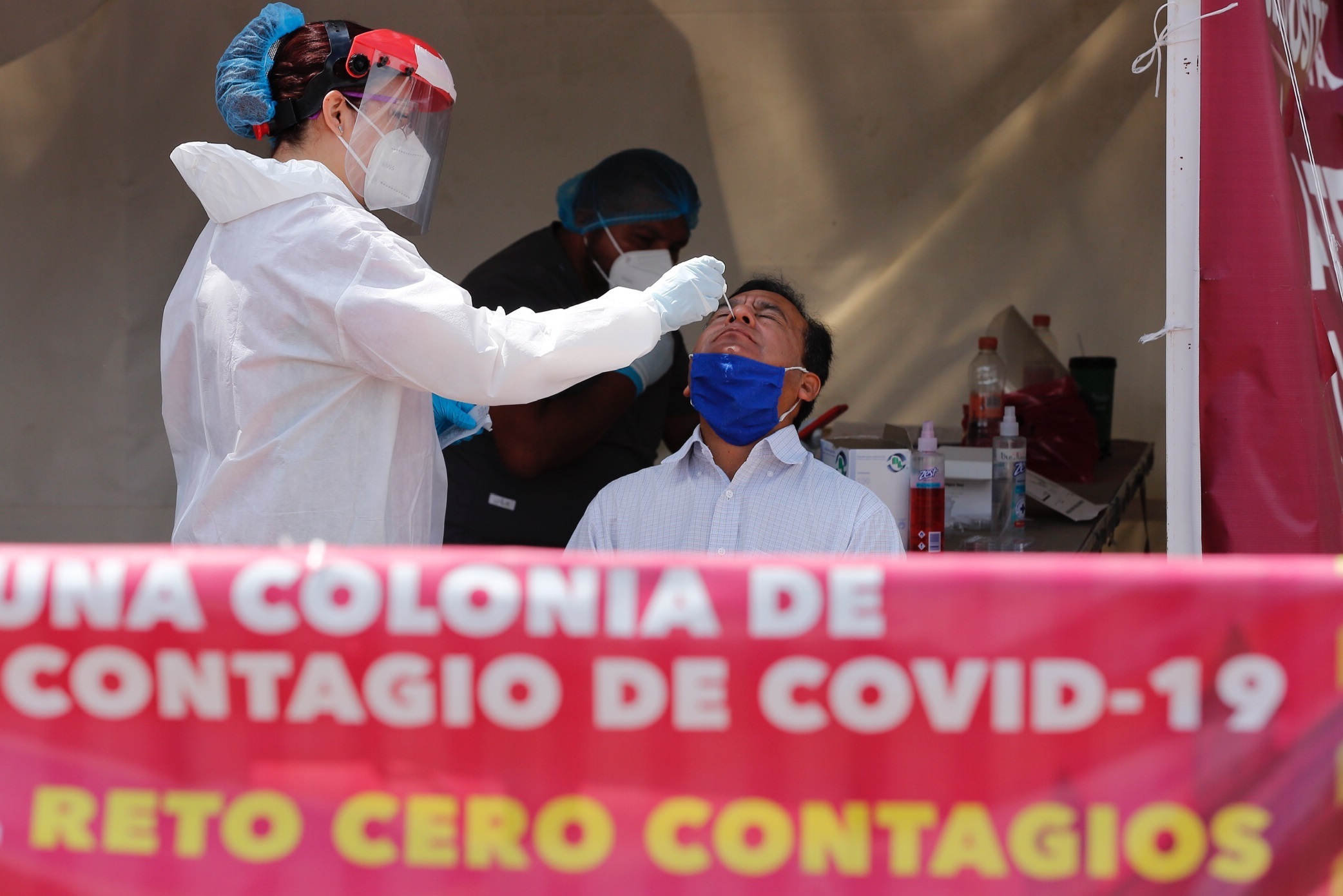 La variante Delta del coronavirus ya circula por más de 120 países y está impulsando los contagios de COVID-19 alrededor del mundo (EFE)