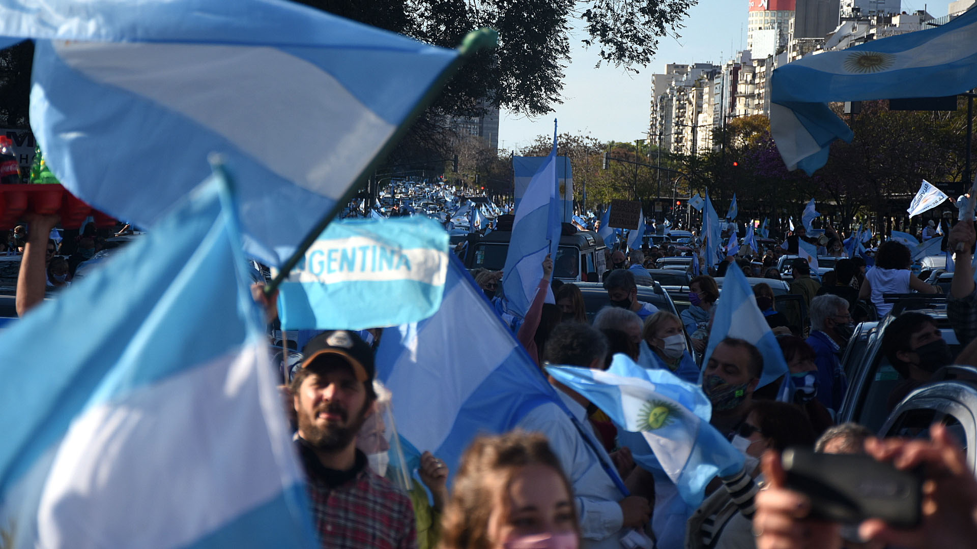 Con cacerolas y bocinas la caravana en el Obelisco fue la más fuerte