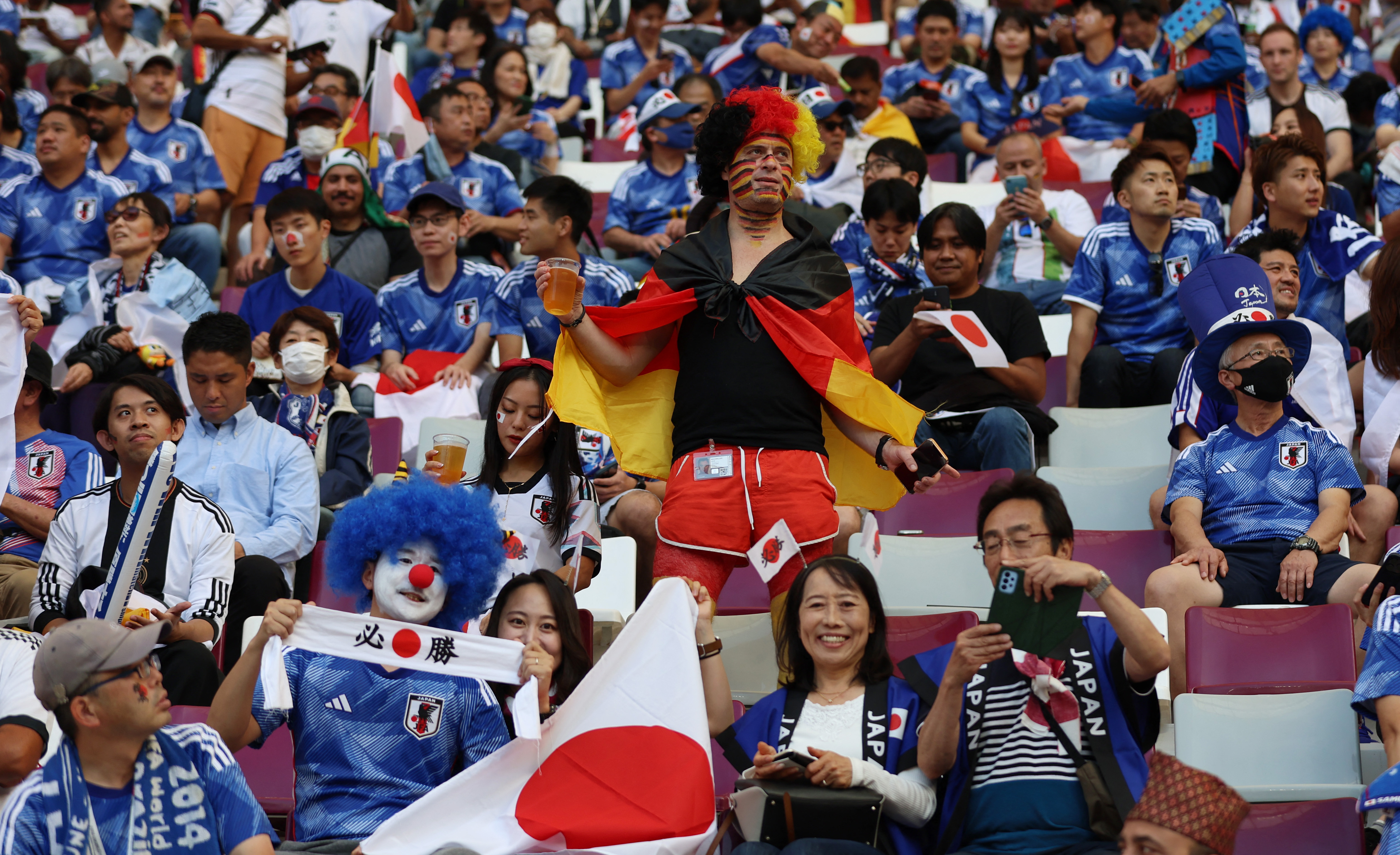 Un hincha alemán entre los fanáticos japoneses en el Khalifa International Stadium de Doha (REUTERS/Lee Smith)