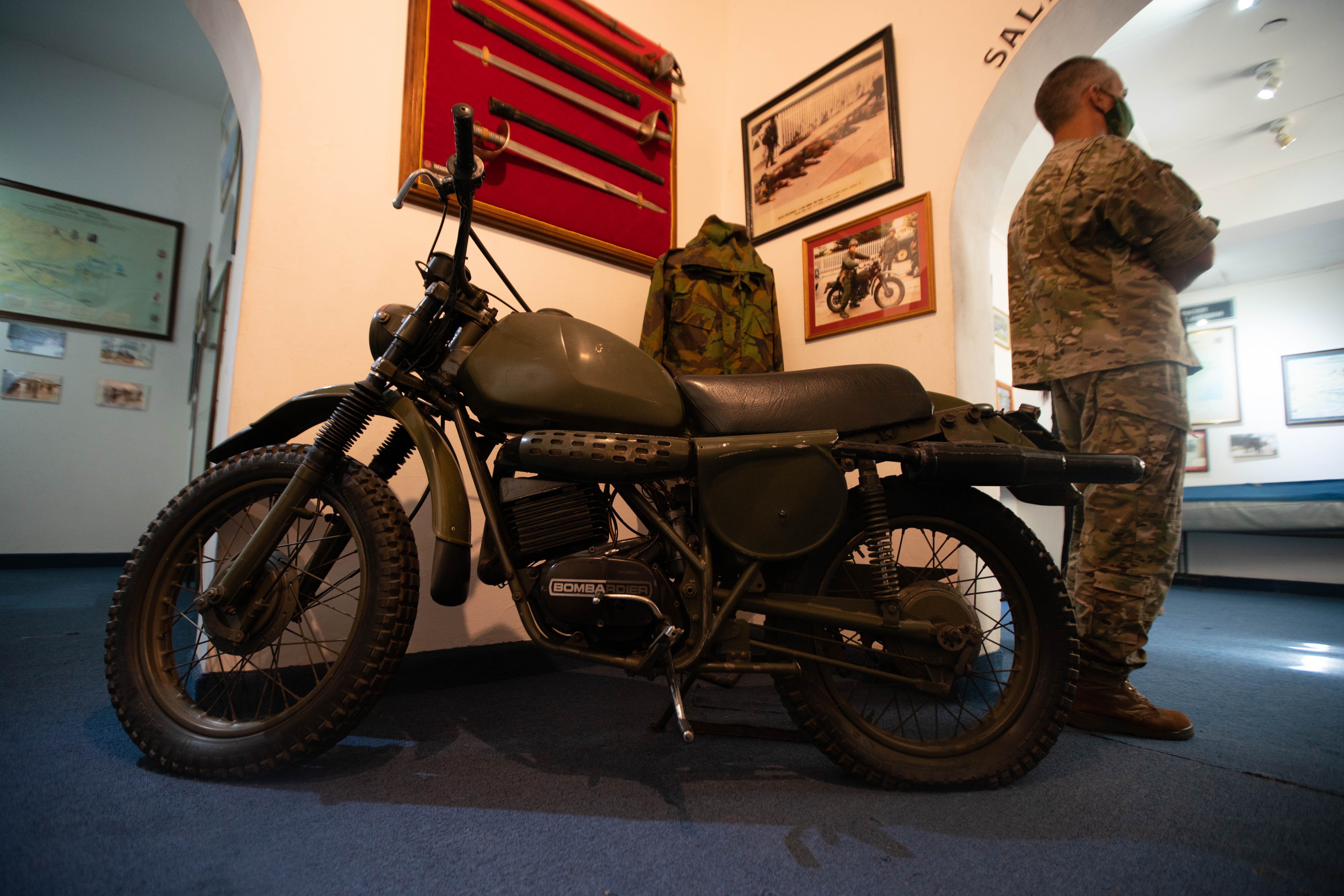 La motocicleta usada por el mensajero del gobernador colonial de Malvinas Rex Hunt, reposa en el Museo de la Infantería de Marina luego de haber sido traída al continente luego del desembarco argentino en la madrugada del 02 de abril de 1982