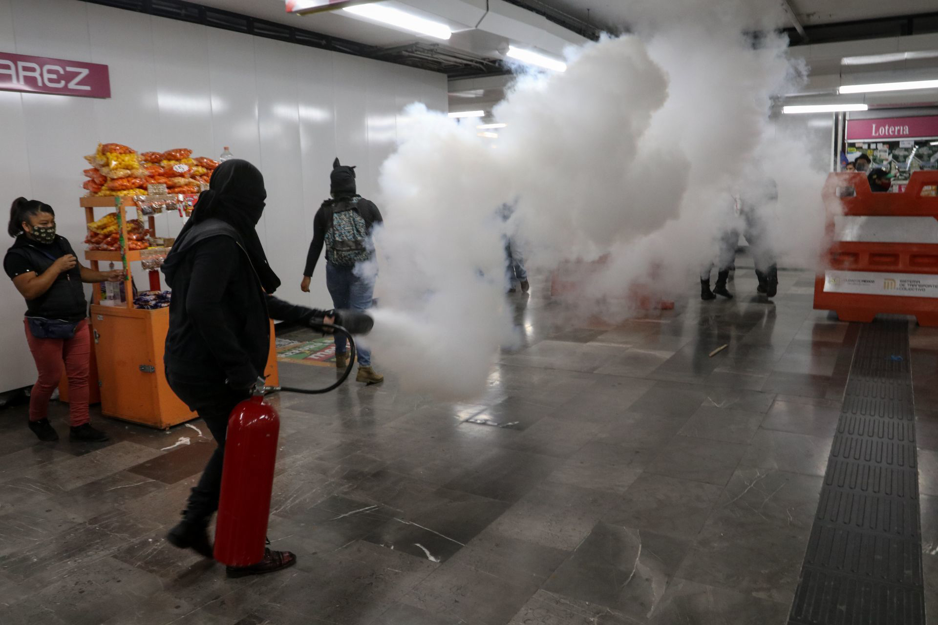 Un grupo de manifestantes protestó en la estación del metro Pino Suárez de forma