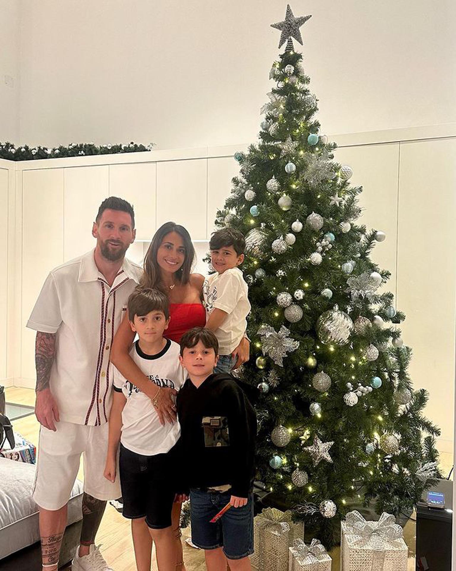 Antonela publicó una imagen junto a Messi y los niños 