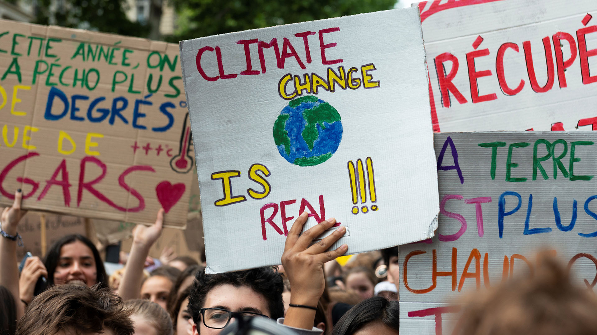 “Una Operación Warp Speed para el clima podría emplear el brío organizacional de los organismos públicos y los militares para llevar energía limpia a cada edificio federal del país", dio como ejemplo la publicación. (AFP)