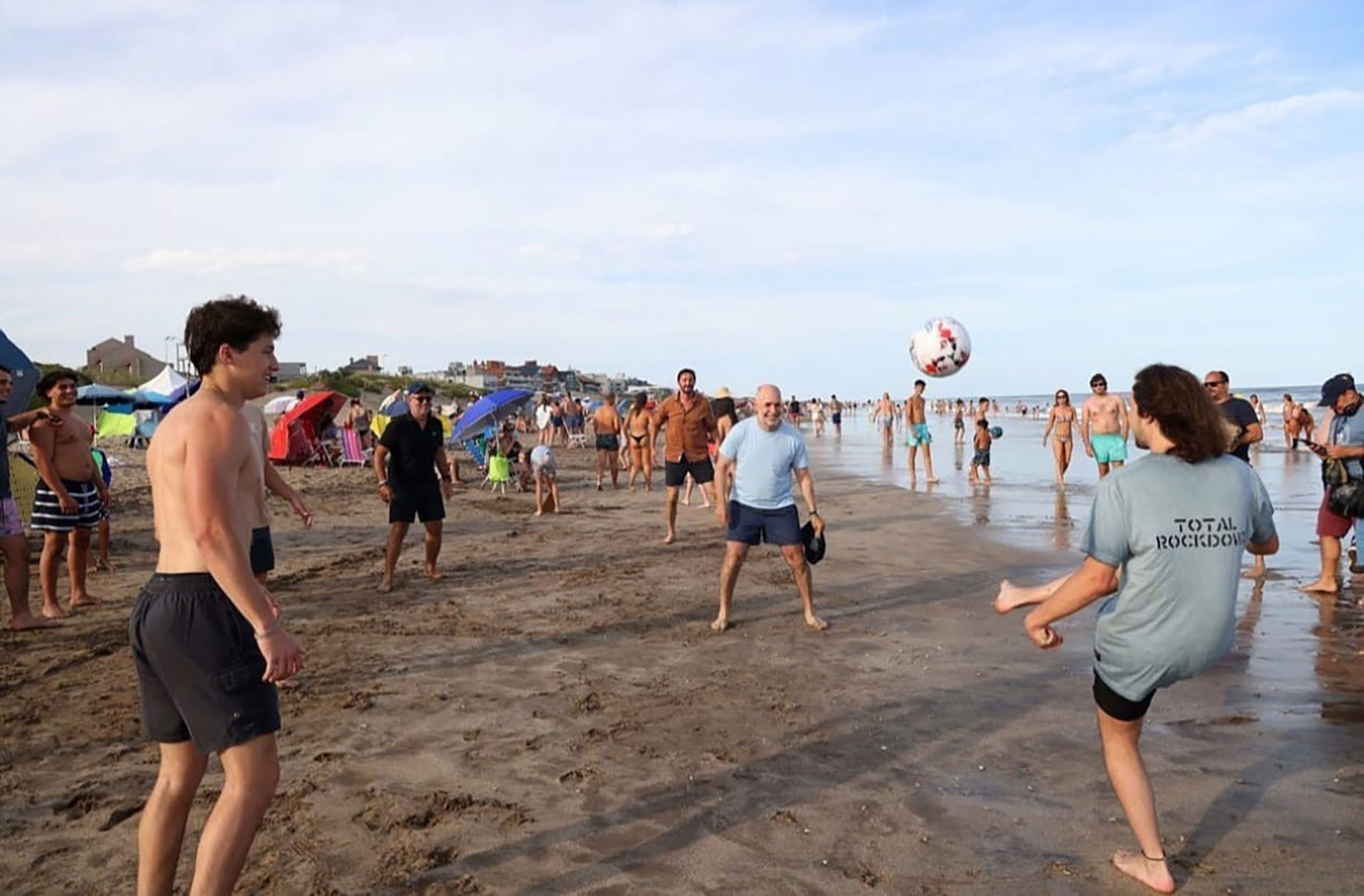 El jefe de Gobierno porteño se mostró con jóvenes jugando a la pelota en la playa