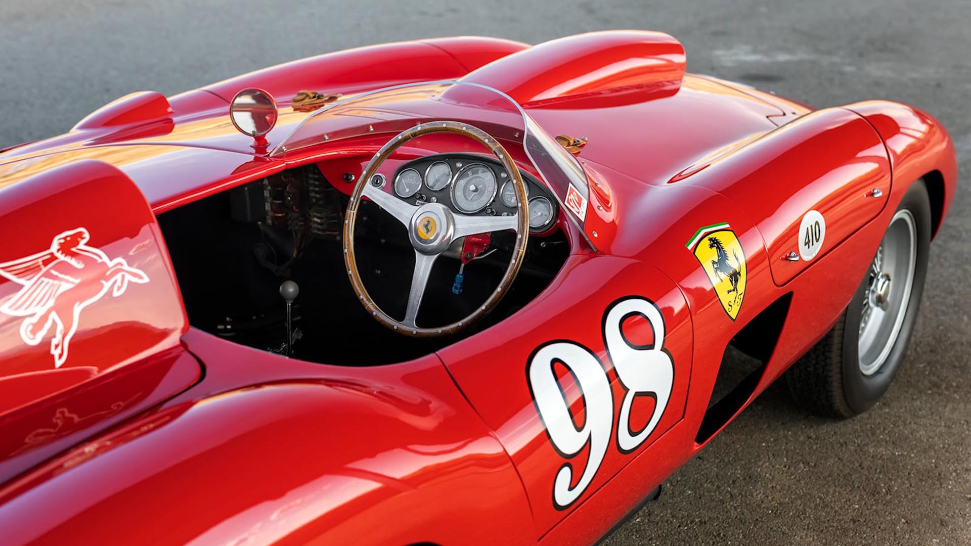 De este modelo solo se construyeron dos en toda la historia de Ferrari, eso le dio un valor adicional, además de la historia que incluye a Shelby