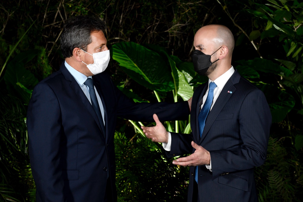 Sergio Massa y Juan González, asesor especial de Joseph Biden, antes de compartir el asado en la casa del Presidente de la Cámara de Diputados