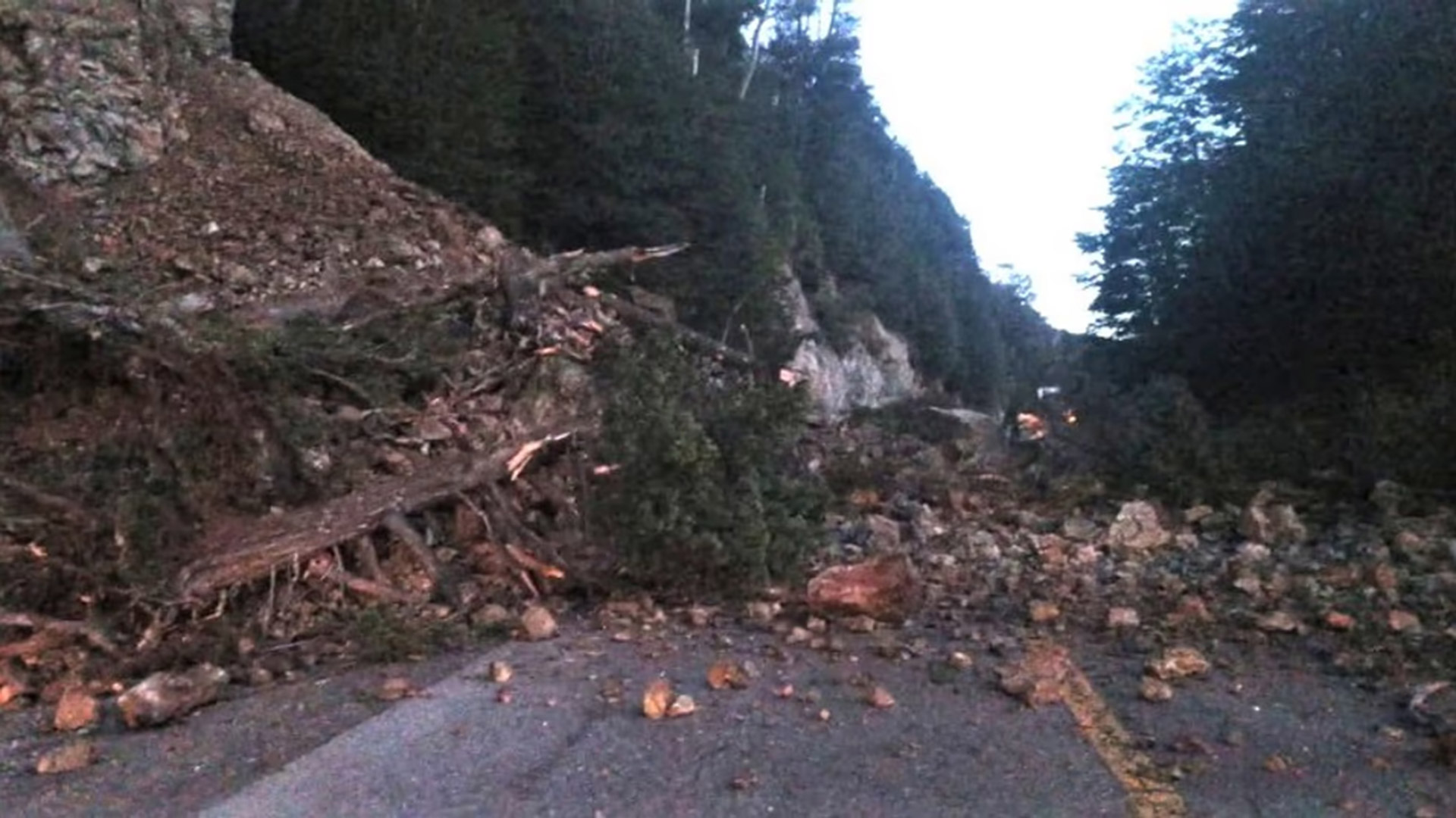 R&iacute;o Negro: un impactante derrumbe provoc&oacute; un corte en la Ruta 40 entre Bariloche y El Bols&oacute;n