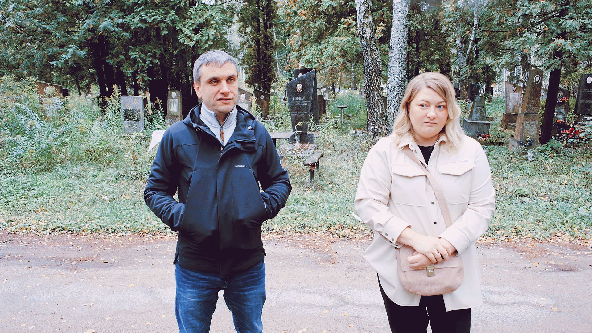 Nadia Hrytsyk y su marido, visitan el cementerio donde están sepultados los padres de él