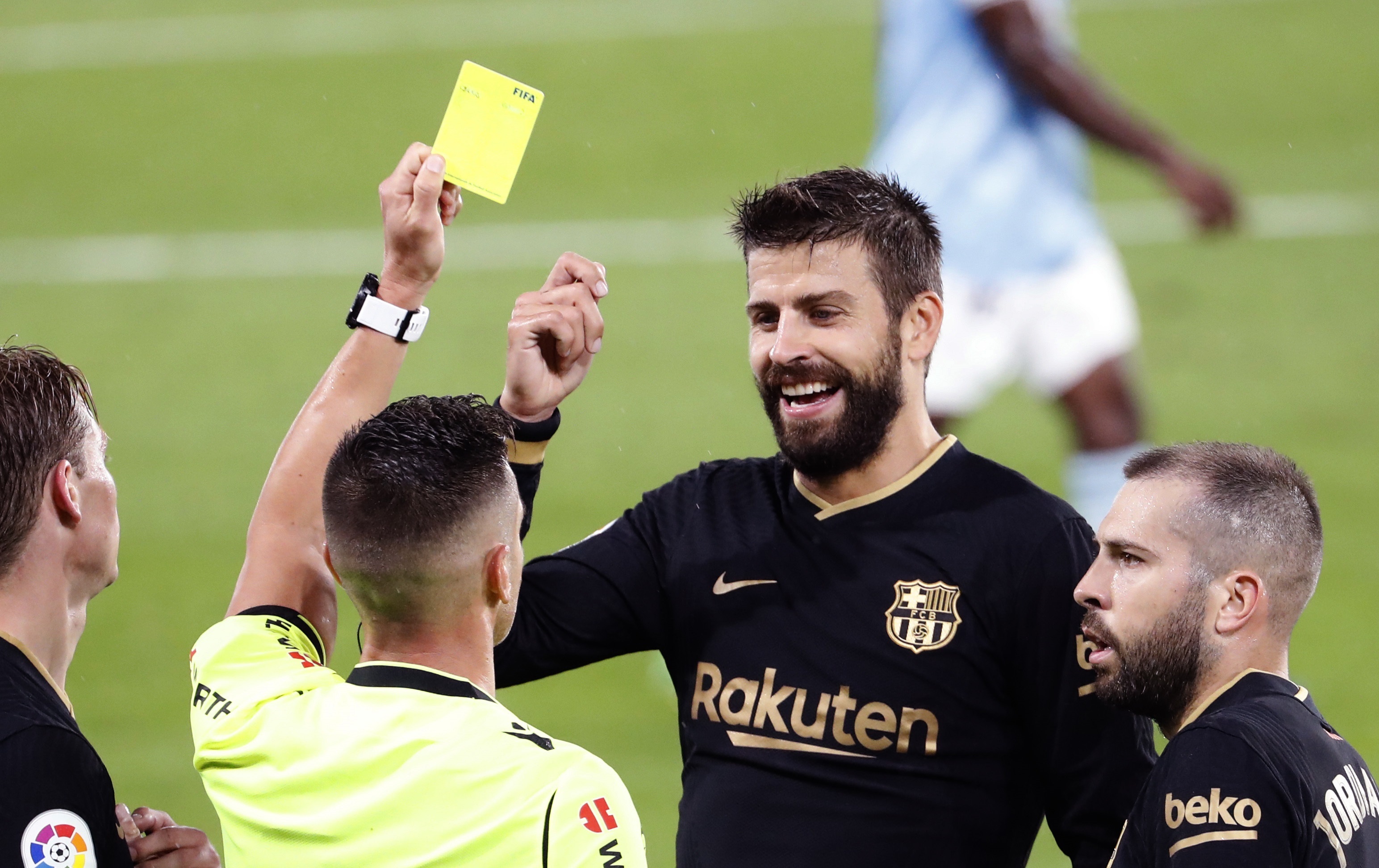 Barcelona defender Gerard Piqué receives a yellow card in a match.  EFE/Lavandeira jr/File