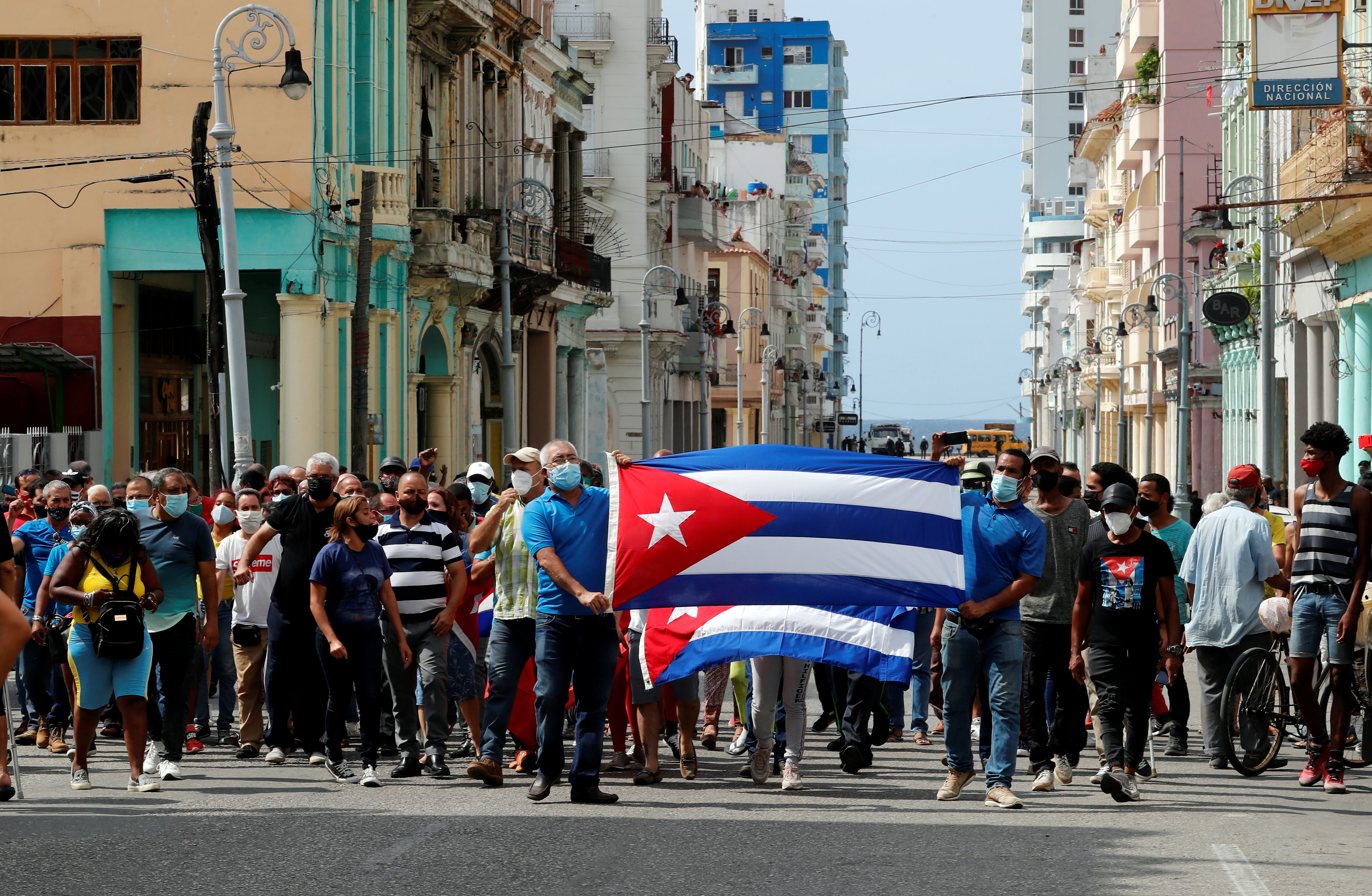 Un grupo de personas responden a manifestantes frente al capitolio de Cuba, en La Habana