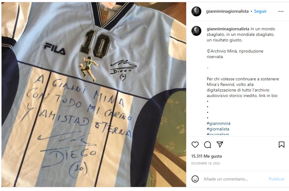 Gianni Minà publicó uno de sus tesosos, la camiseta firmada de Diego Maradona