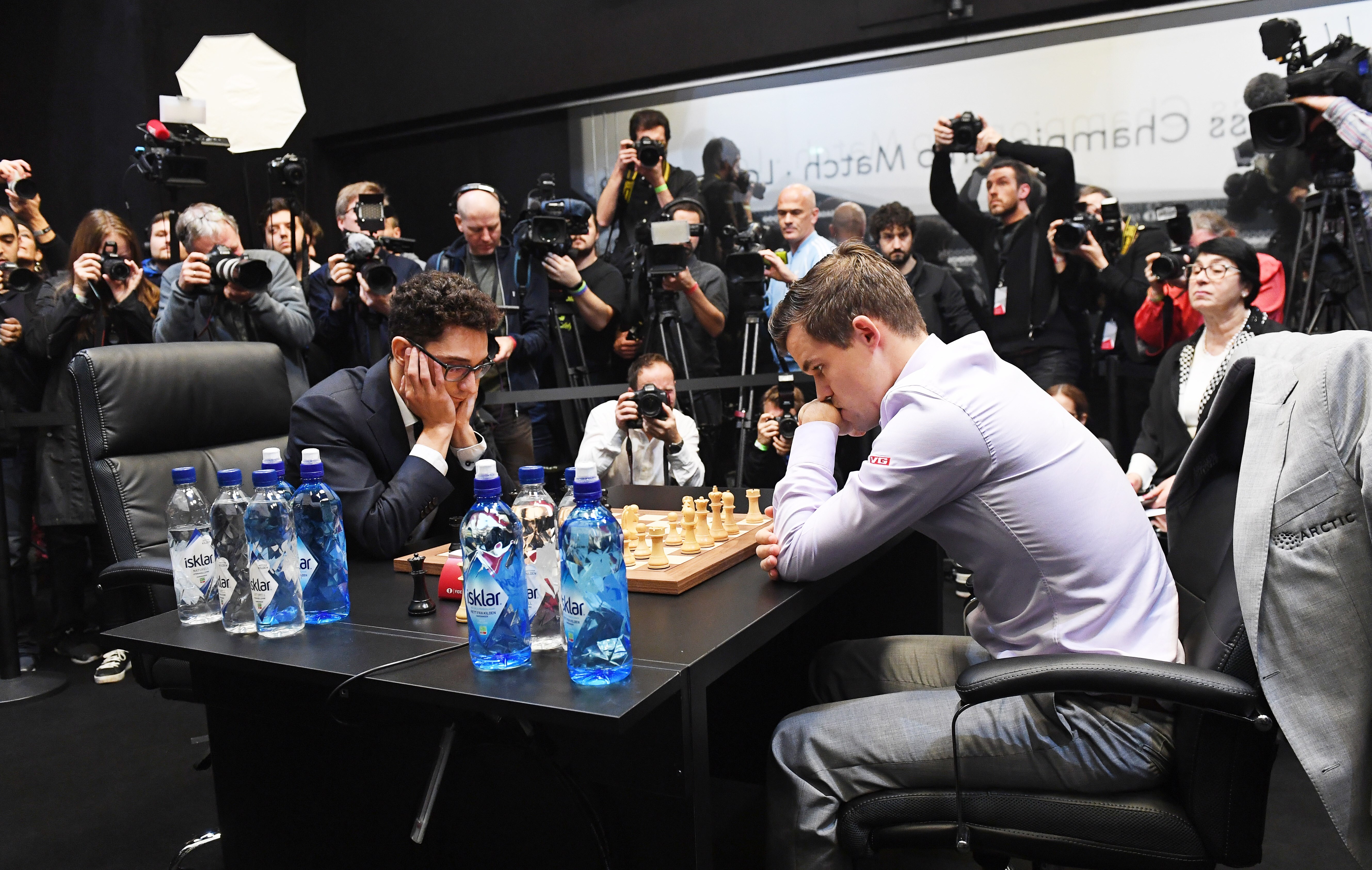 El noruego Magnus Carlsen (d) se enfrenta al estadounidense Fabiano Caruana (i). EFE/ Facundo Arrizabalaga/Archivo
