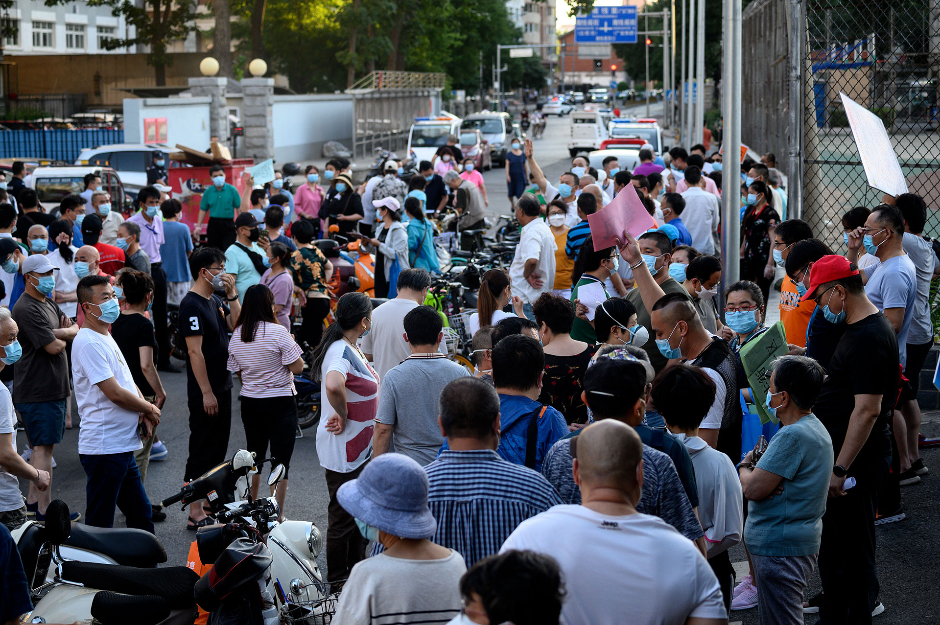 Miles de personas concurren a diario al mayor mercado de venta de productos alimenticios de Asia, en Beijing, China. Se cree que allí se produjo un nuevo brote de coronavirus (AFP)