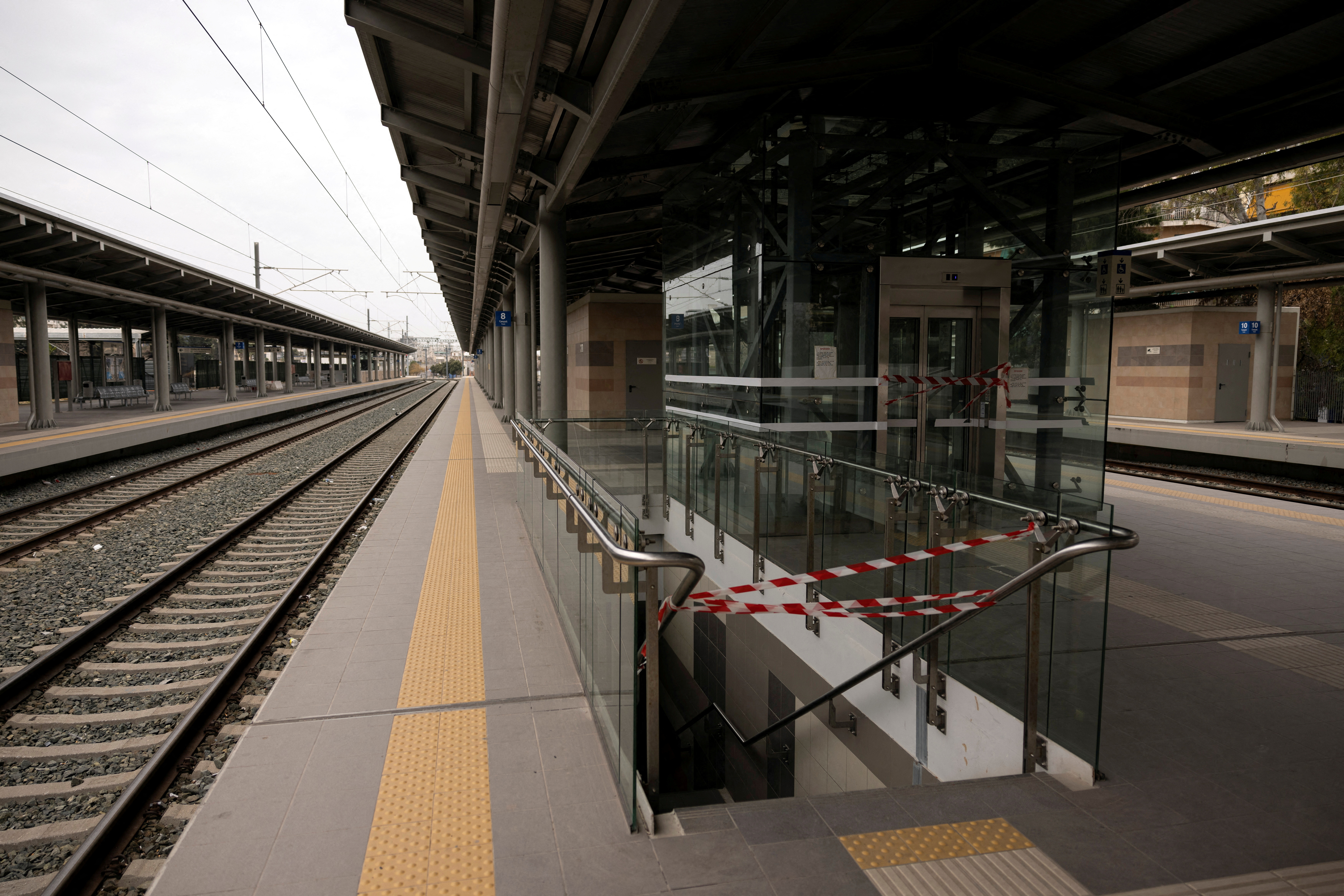 Una cinta de advertencia de seguridad se coloca en una escalera de la estación de tren cerrada de Atenas, durante una huelga nacional de 24 horas, después de que dos trenes chocaran cerca de la ciudad de Larissa, en Atenas, Grecia, 2 de marzo de 2023. REUTERS/Stelios Misinas