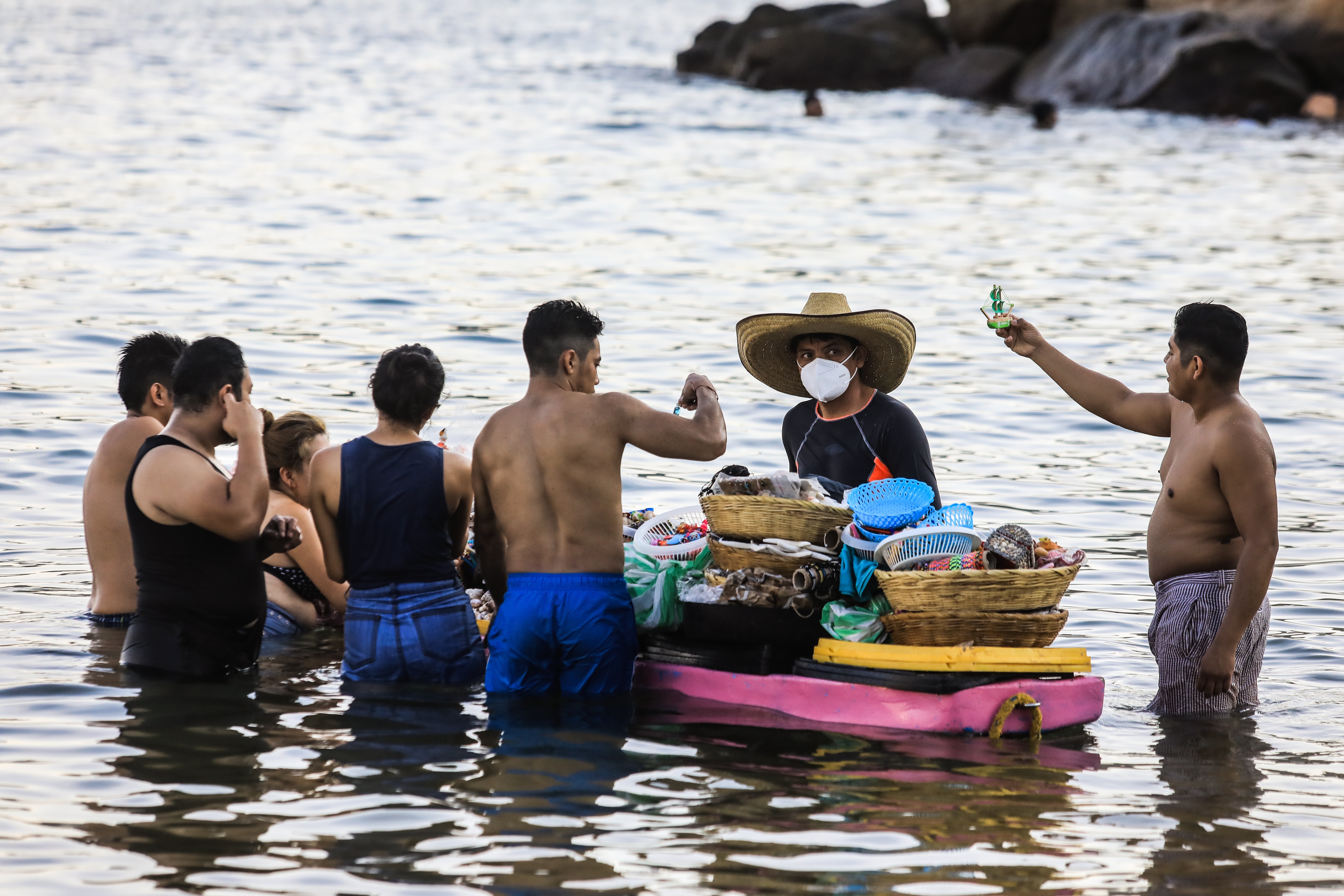 Turistas disfrutan de las playas en el balneario de Acapulco, en México. (Foto: EFE/David Guzmán/Archivo)

