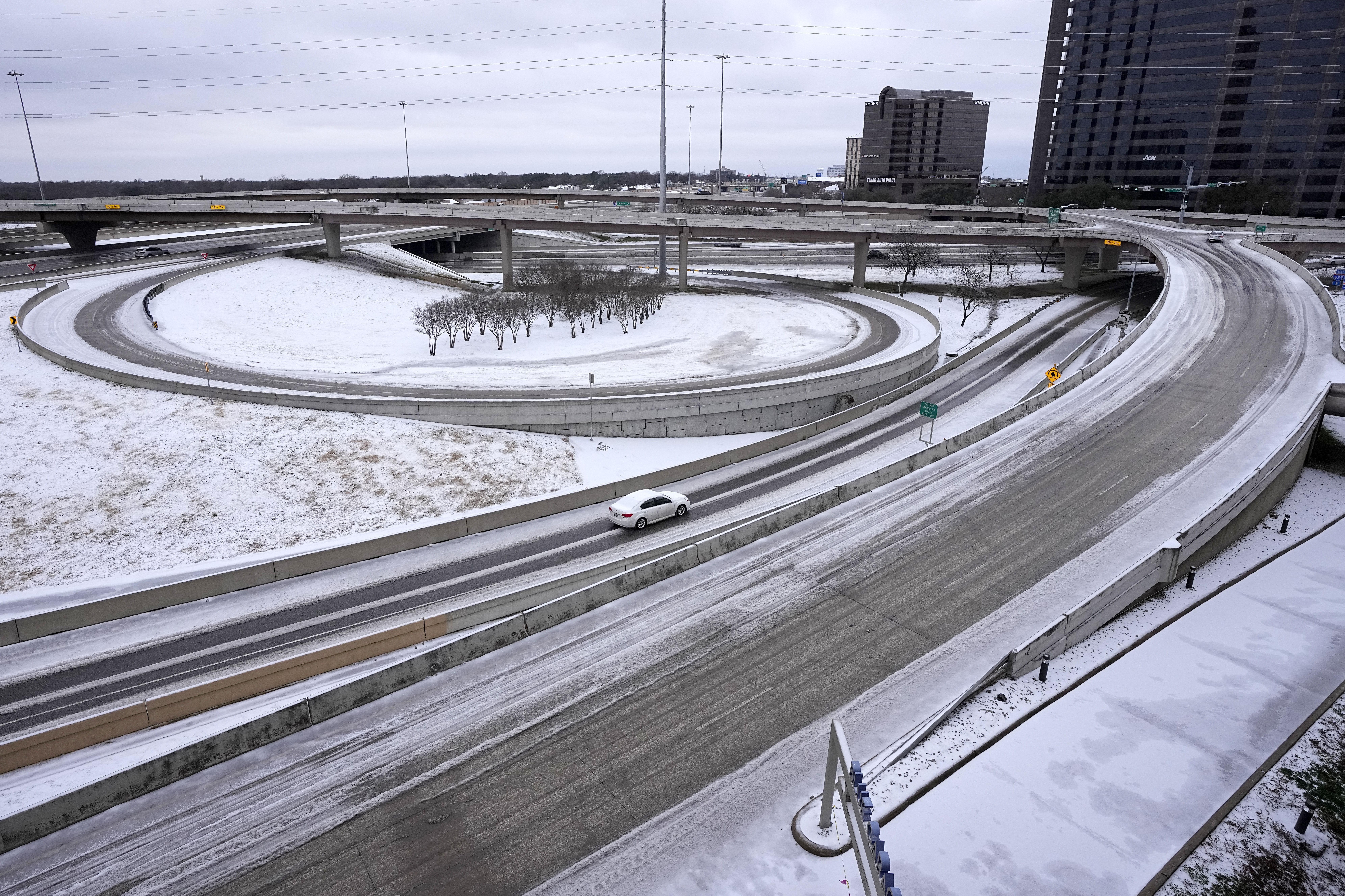 La escena de la tormenta invernal en Dallas, Texas, el 31 de enero de 2023. (AP foto/Tony Gutierrez)