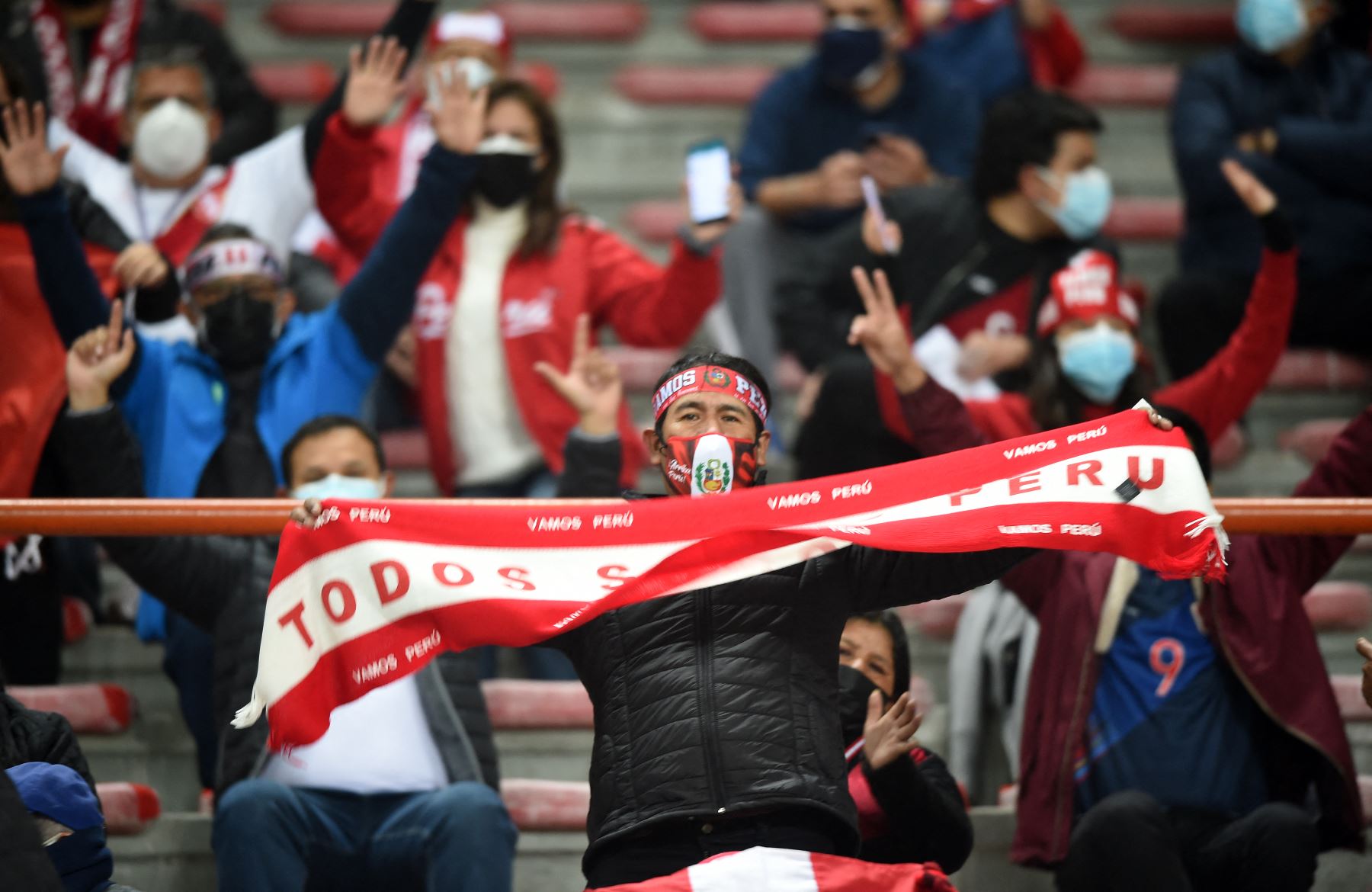 30% de hinchas podrían ir a alentar a la selección peruana en el estadio Nacional. Foto: AFP