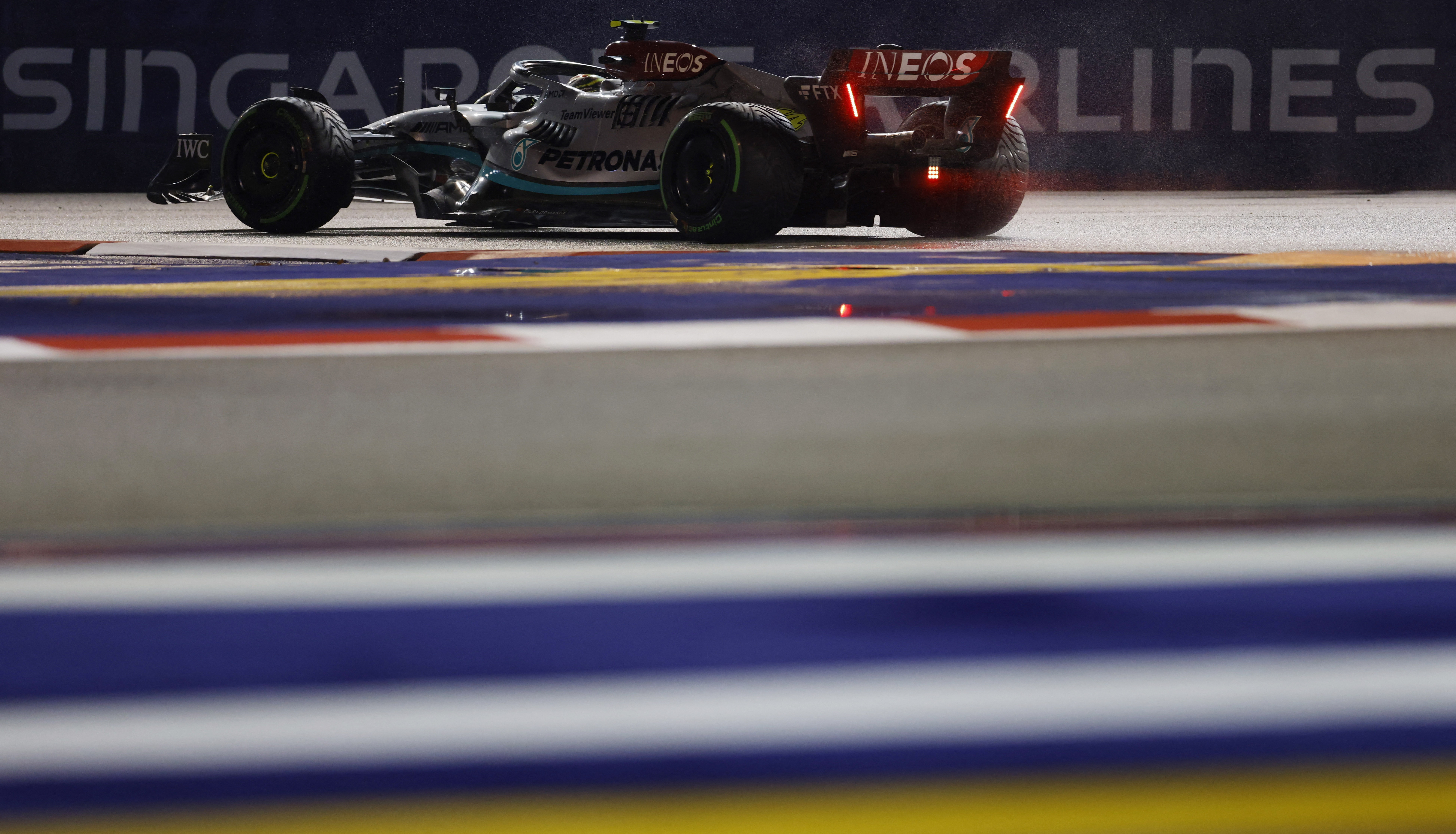 Hamilton in Aktion in seinem Mercedes. Die Strecke ist für die Rennfahrer schwierig, weil sie Zeit zum Trocknen braucht (REUTERS/Edgar Su)